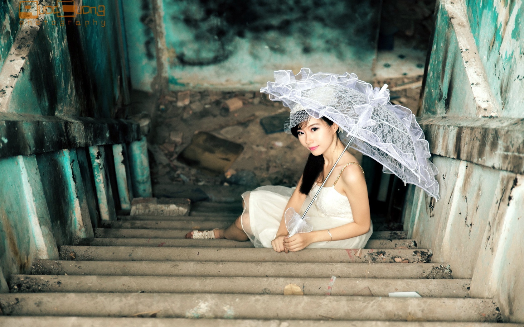 Азиатская девушка с кружевным зонтиком