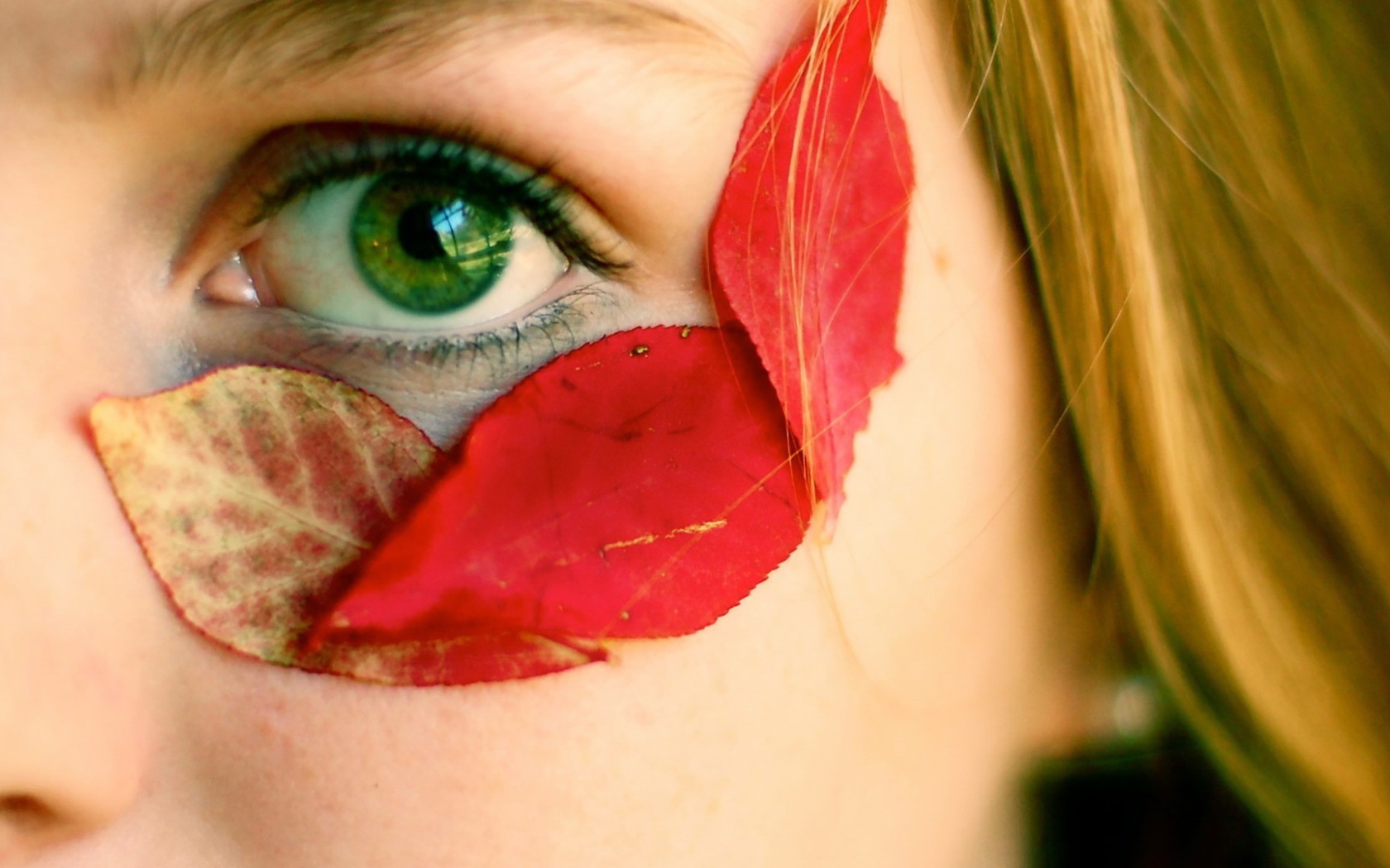Осенние листья у глаза девушки