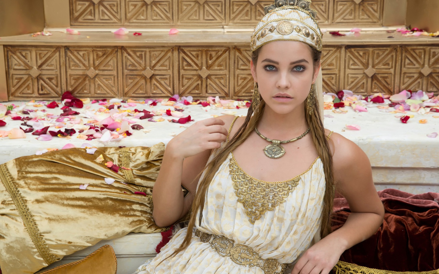 Барбара Палвин в роли Клеопатры