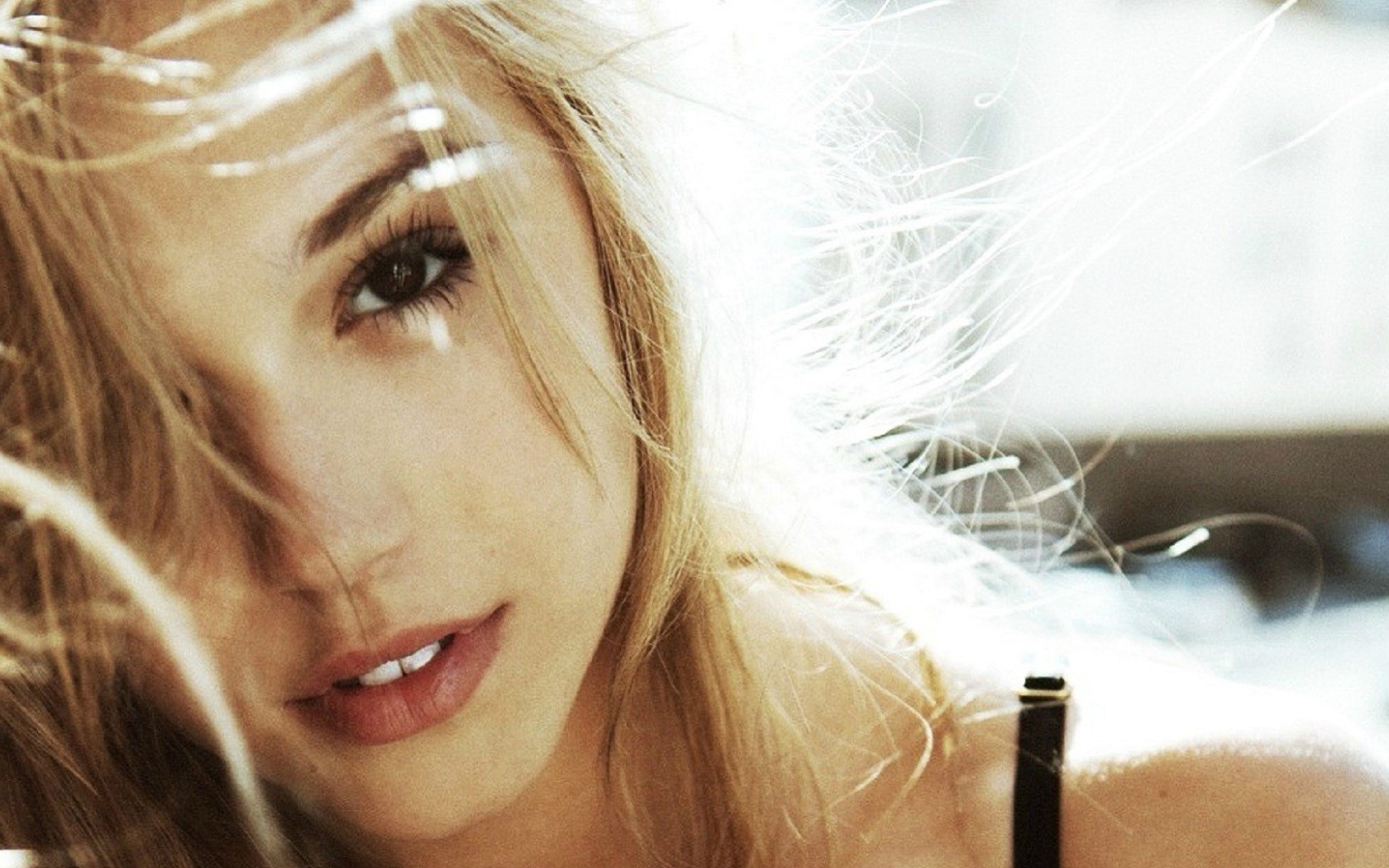 Красивая светловолосая девушка