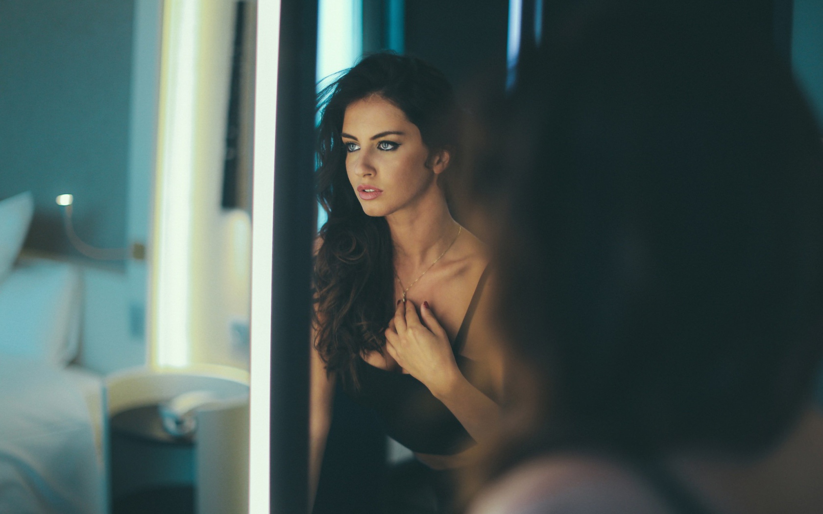 Красивая девушка у зеркала