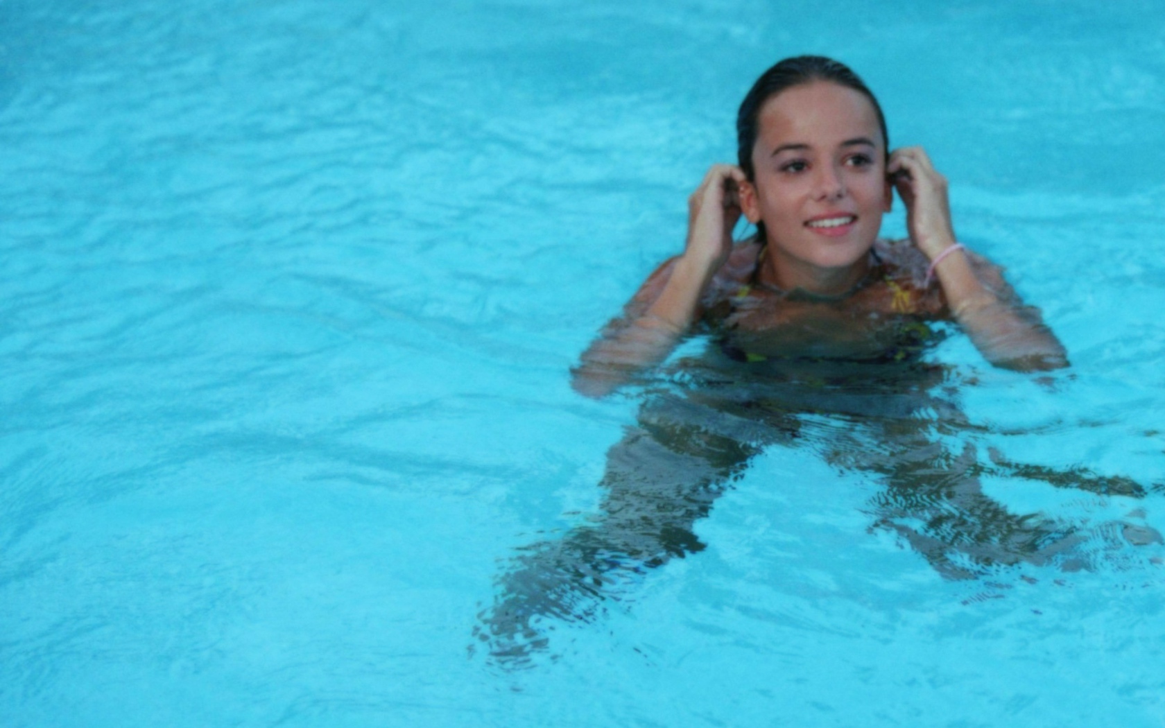 Красивая девушка Alizee в бассейне