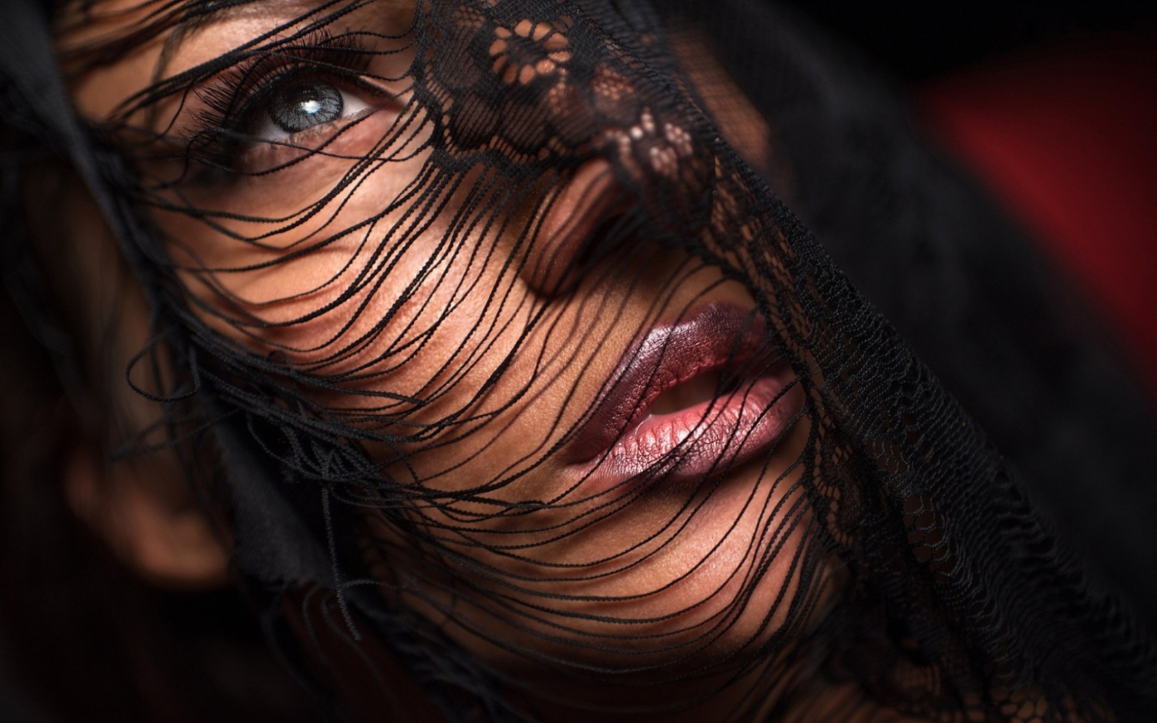 Черная кружевная ткань на лице девушки