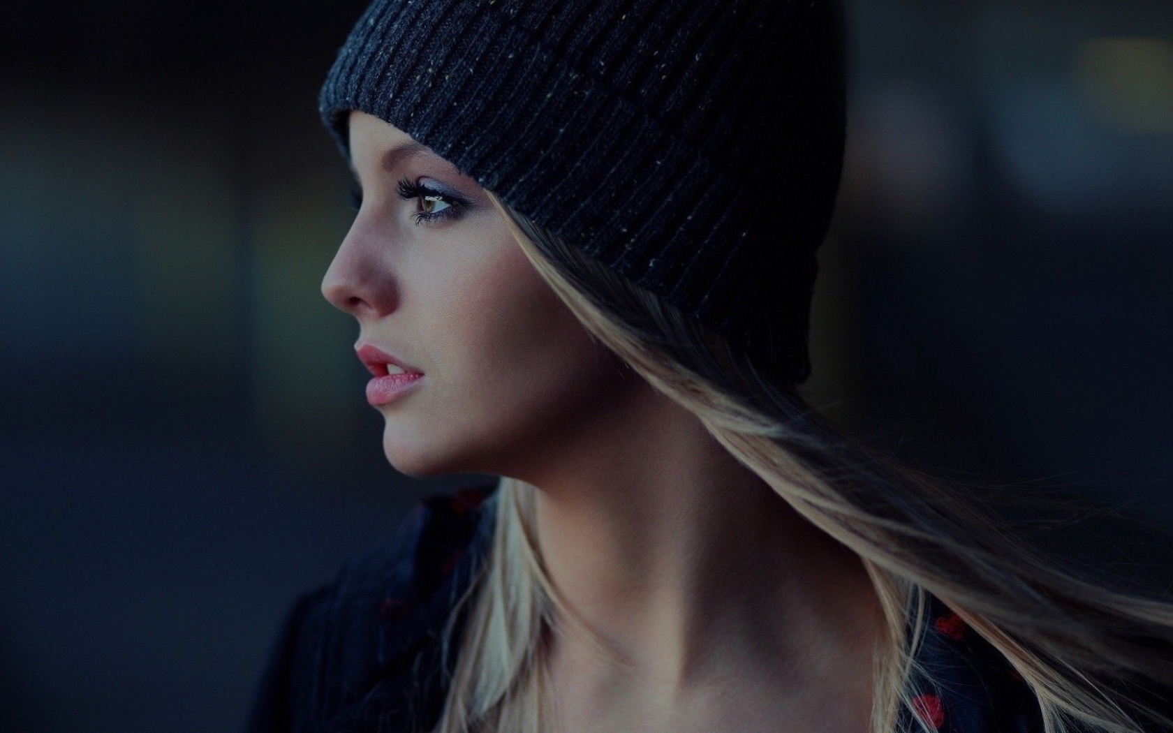 Блондинка в черной вязанной шапке