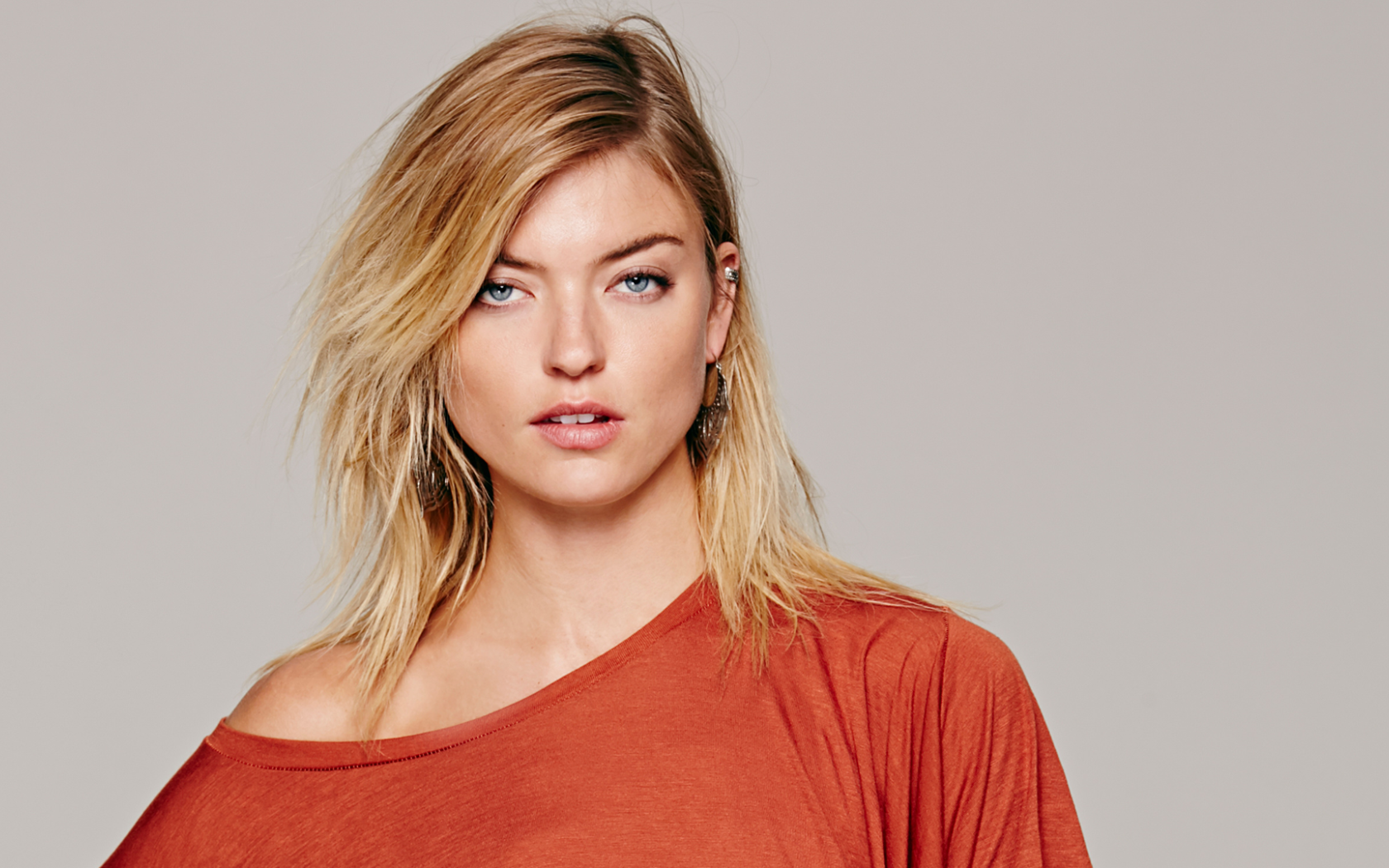 Блондинка в красной футболке, Виктория Сикрет