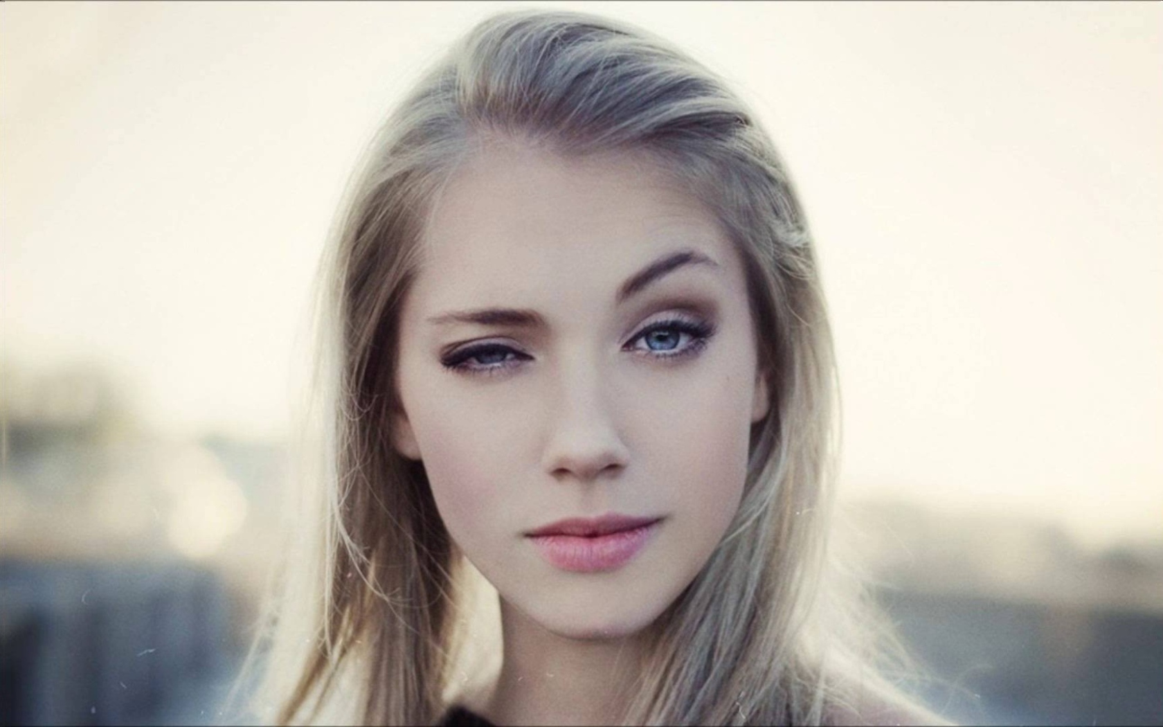 Блондинка с голубыми глазами прищурила глаз