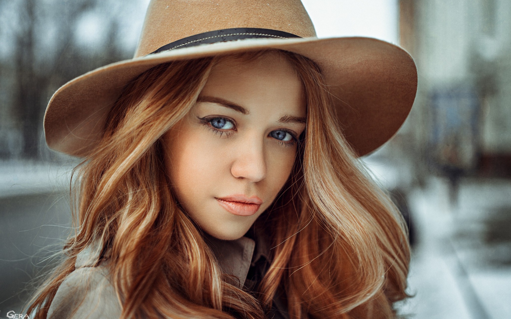 Голубоглазая девушка в коричневой ковбойской шляпе