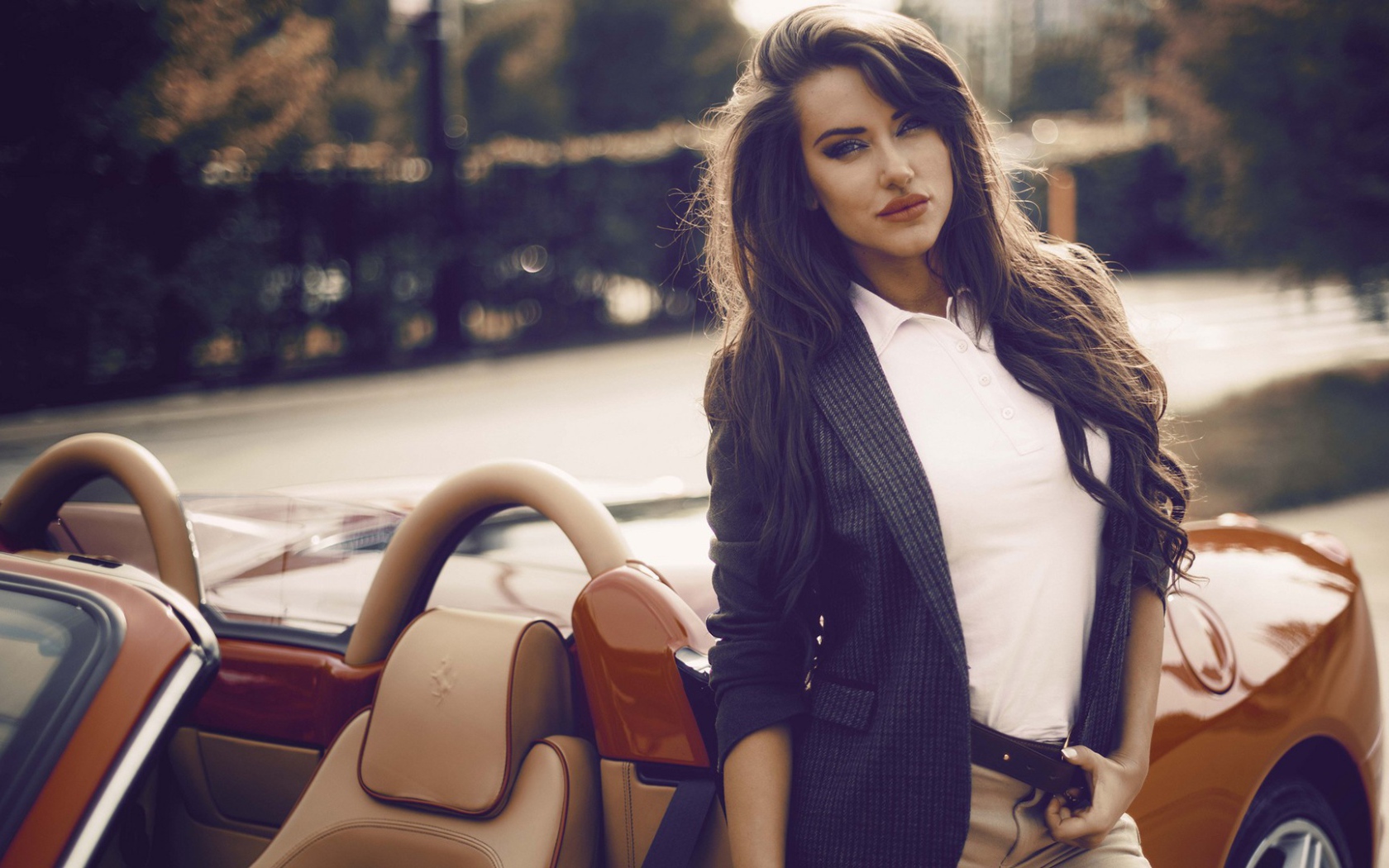 Девушка брюнетка у кабриолета Феррари