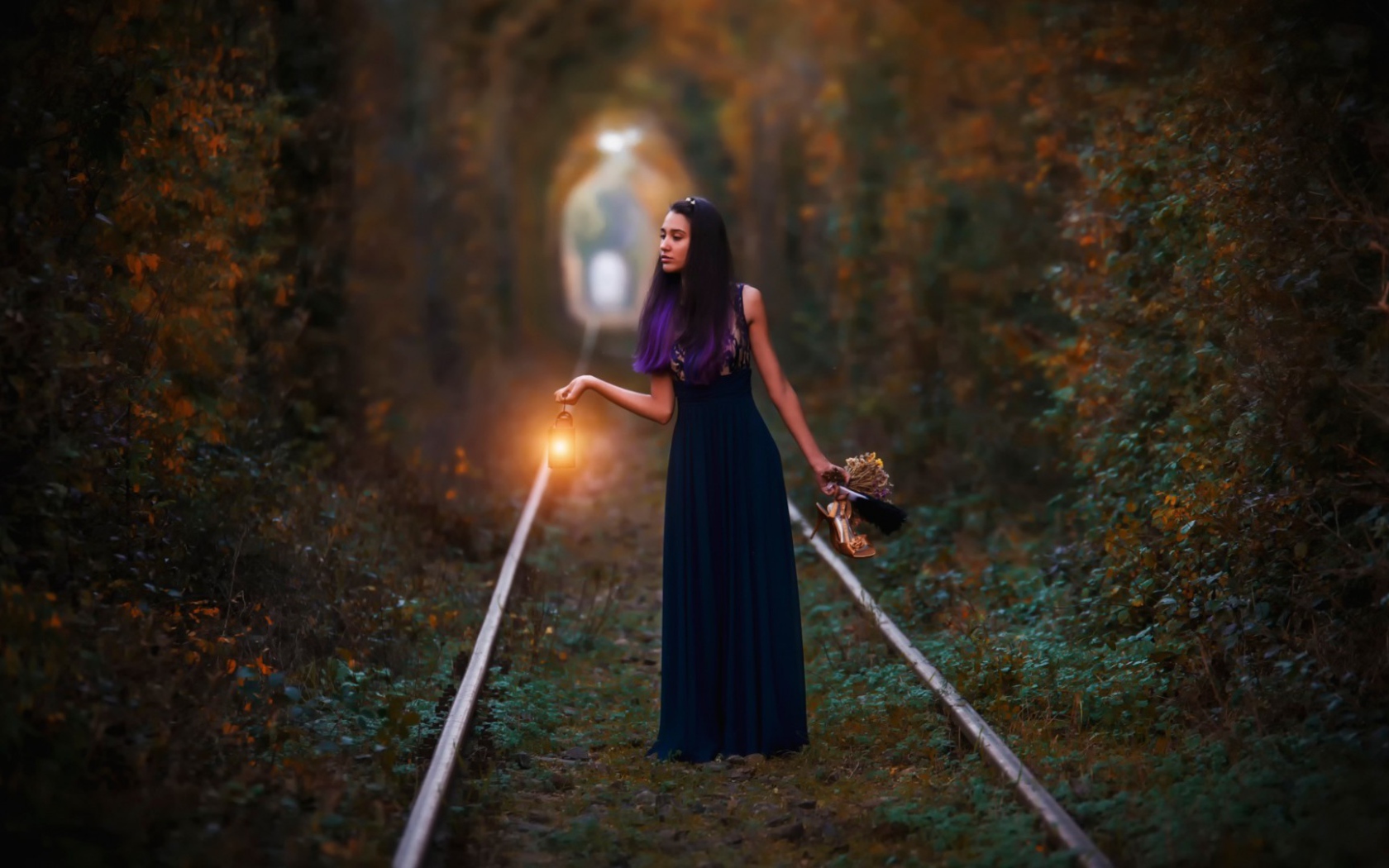 Девушка брюнетка стоит в тоннеле любви