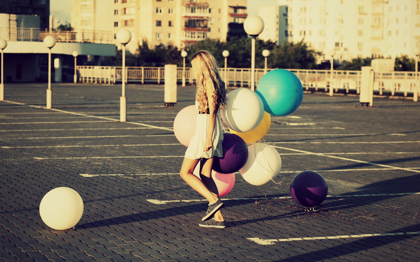 Связка воздушных шаров в руках юной девушки