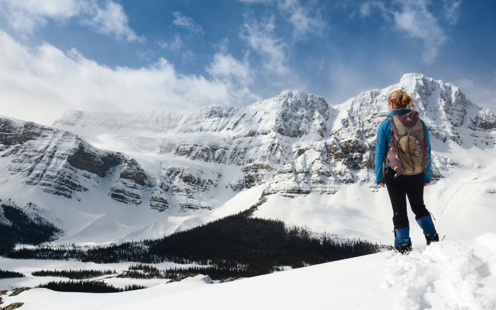 Альпинистка в горах