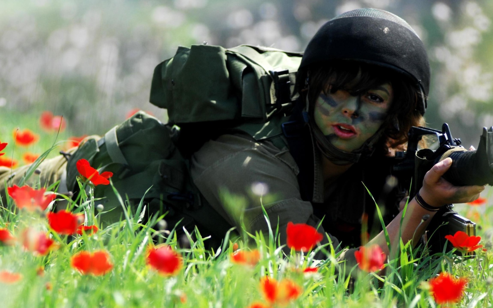 Женщина солдат в поле маков