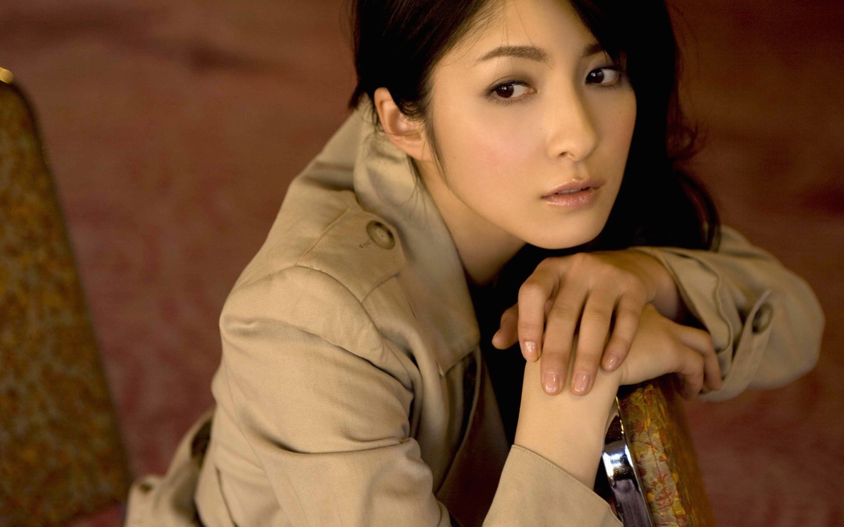 Девушка из Японии в плаще