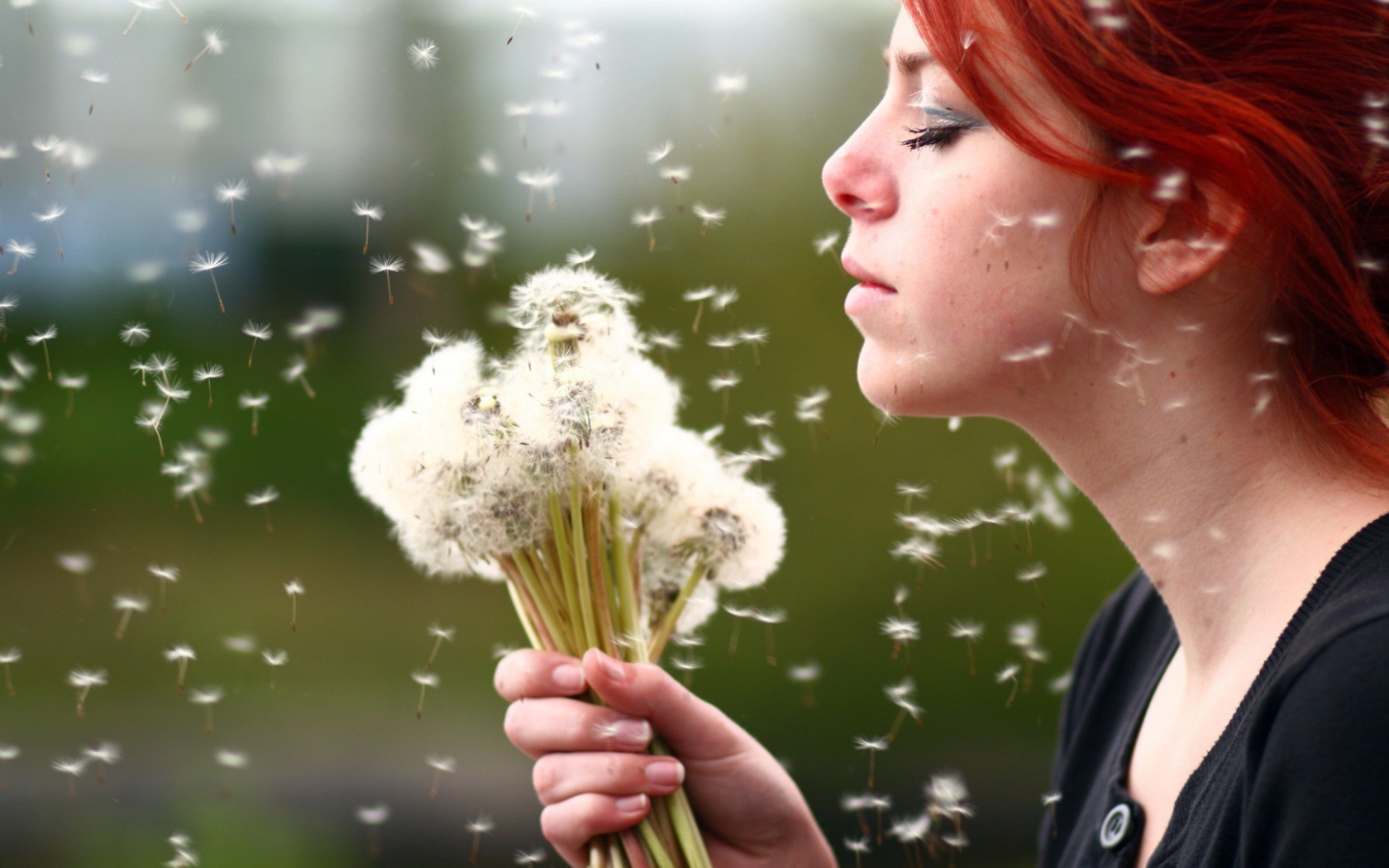 Девушка держит в руках букет одуванчиков