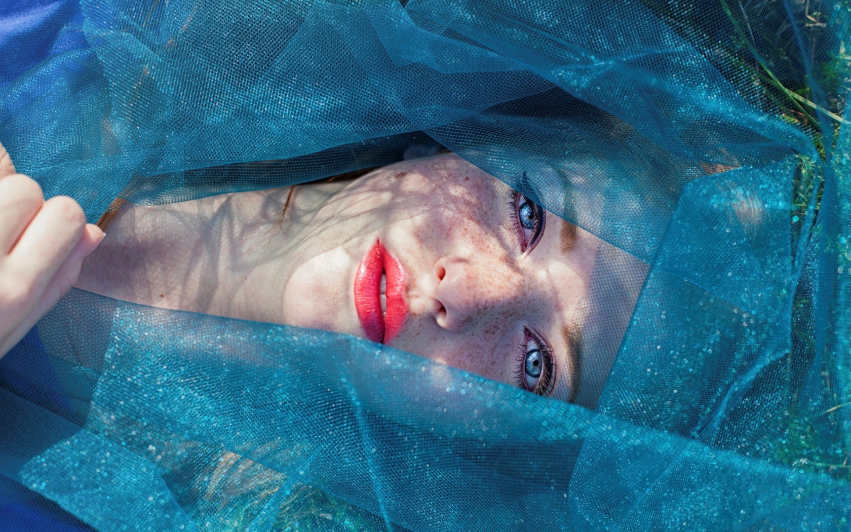 Девушка в голубой сетке