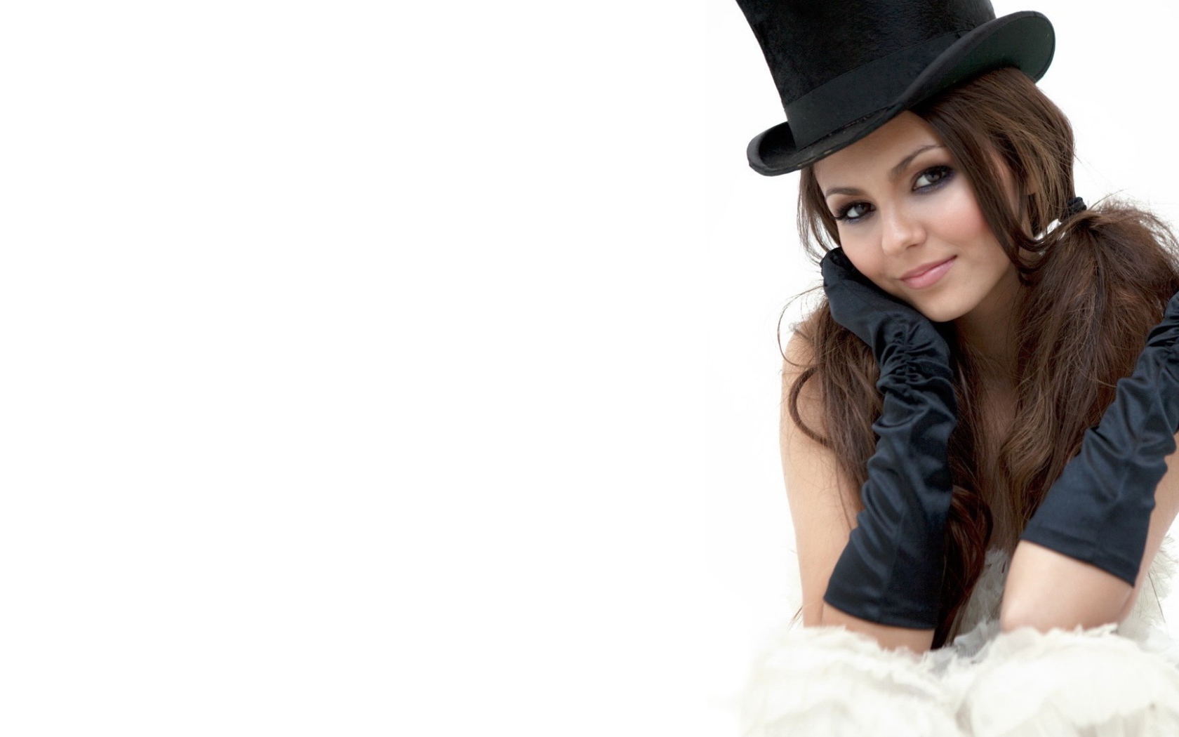 Девушка в черном цилиндре Виктория Джастис
