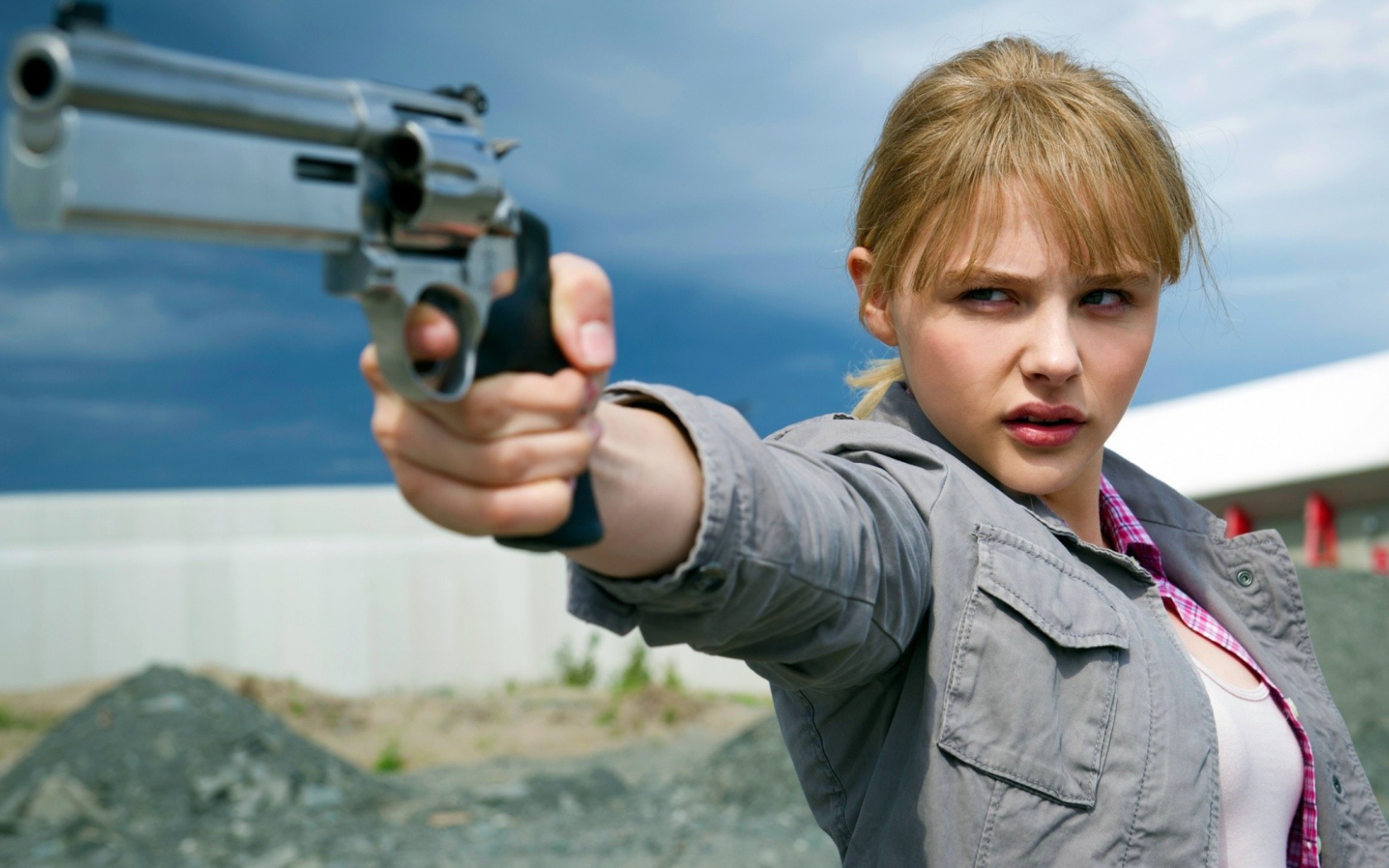 Девушка модель с пистолетом в руке