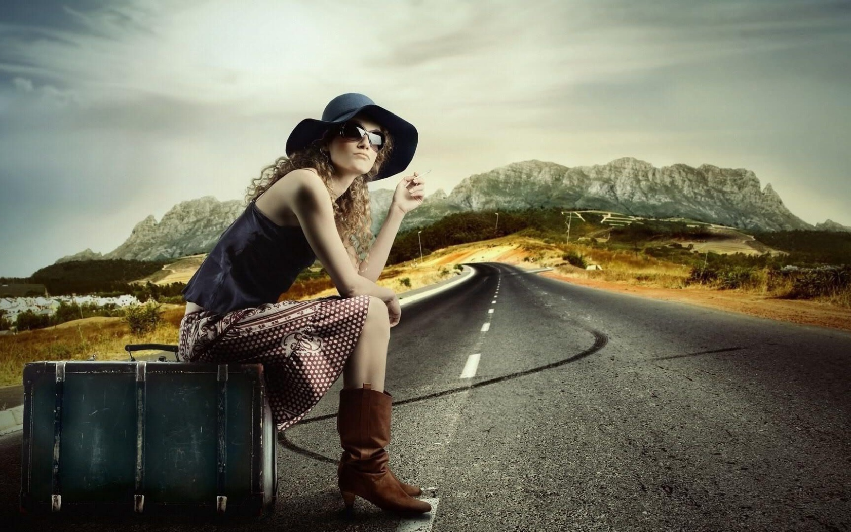 Девушка ждет попутную машину