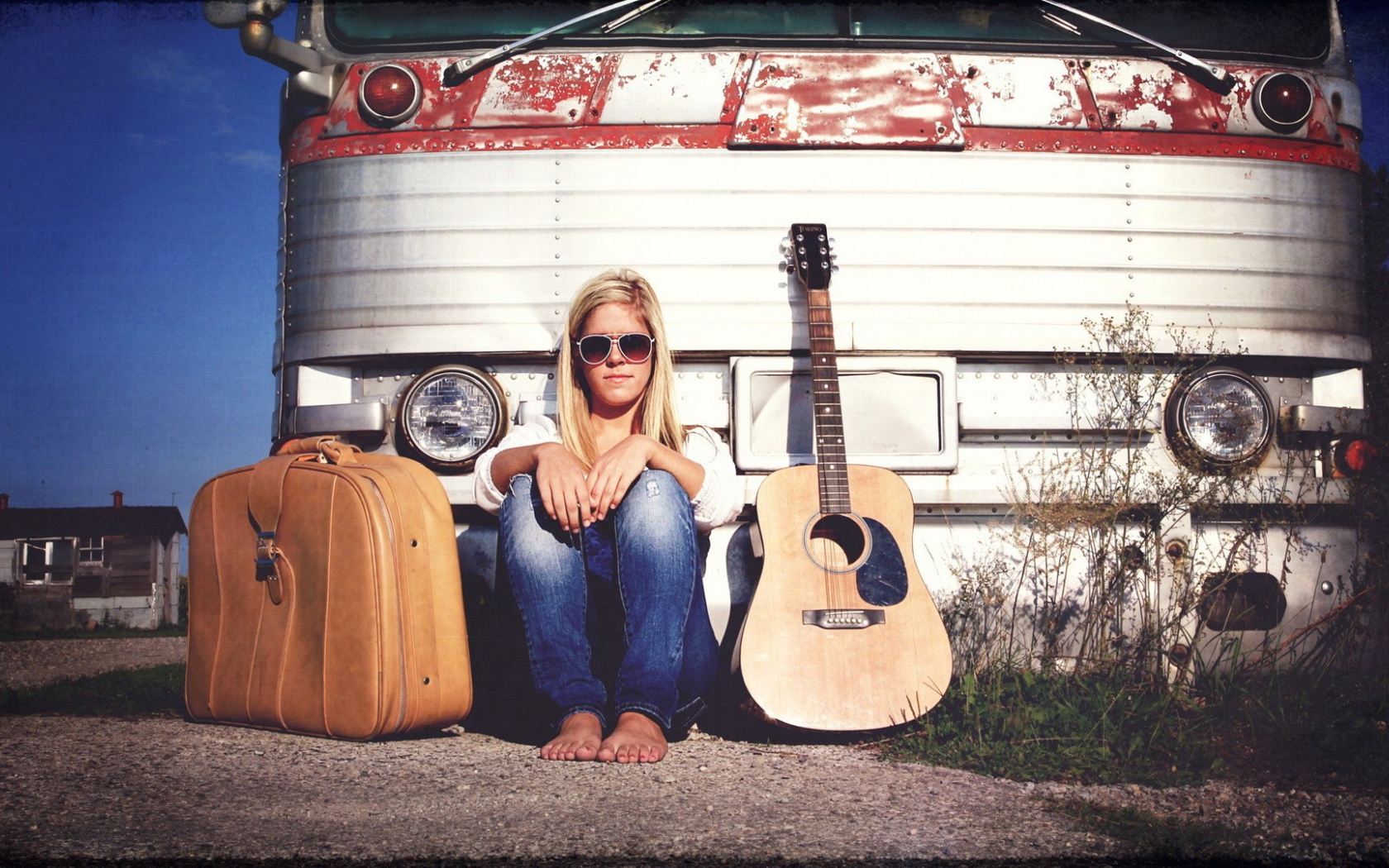Девушка с гитарой и чемоданом