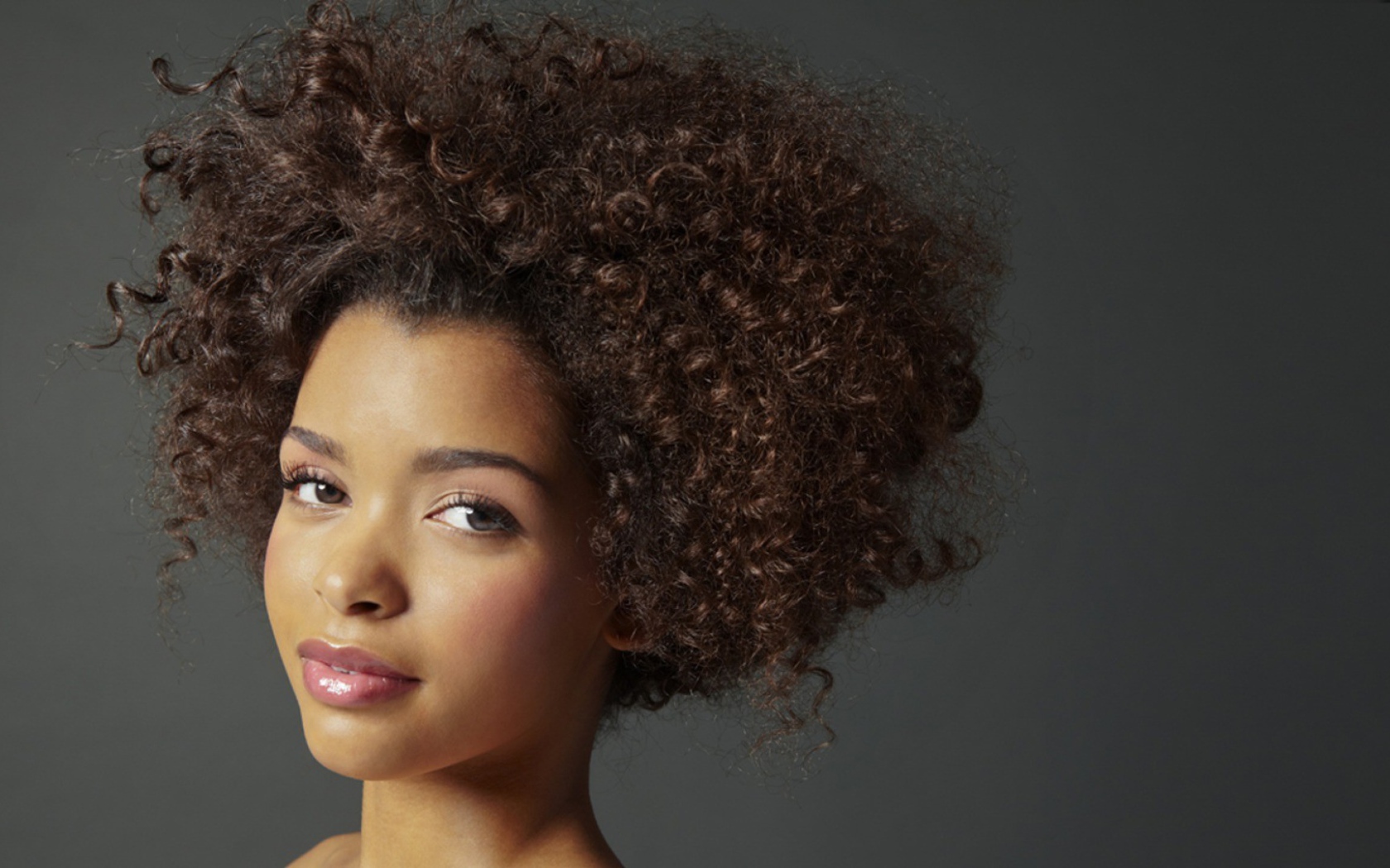 Девушка с прической из кудряшек