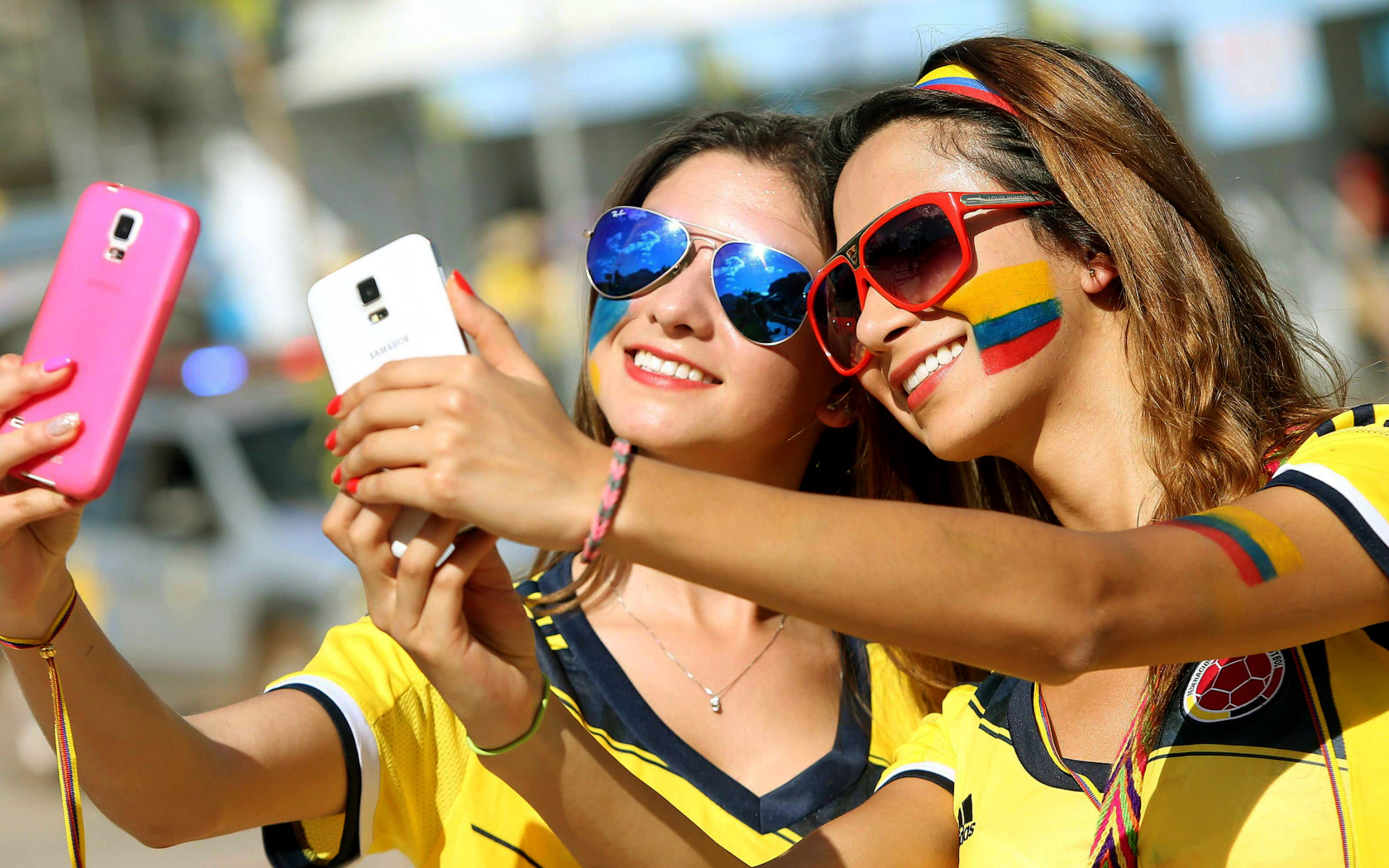 Девушки фанатки делают селфи