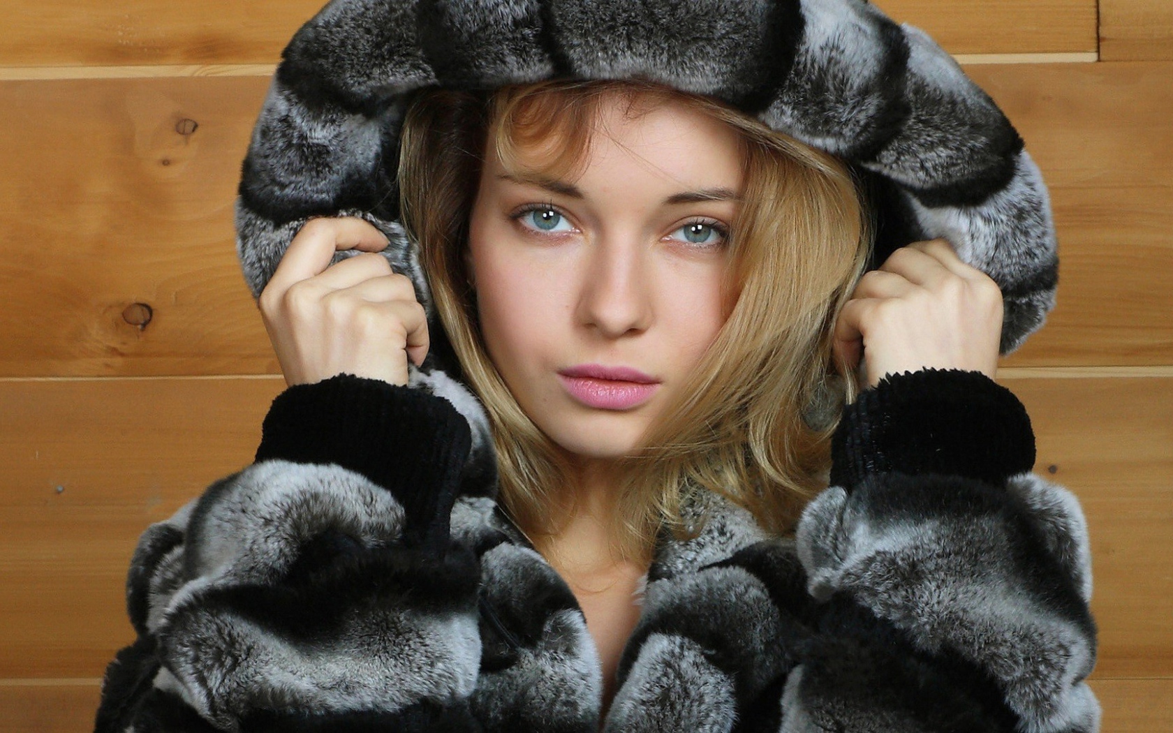 Зеленоглазая девушка в меховой шубе