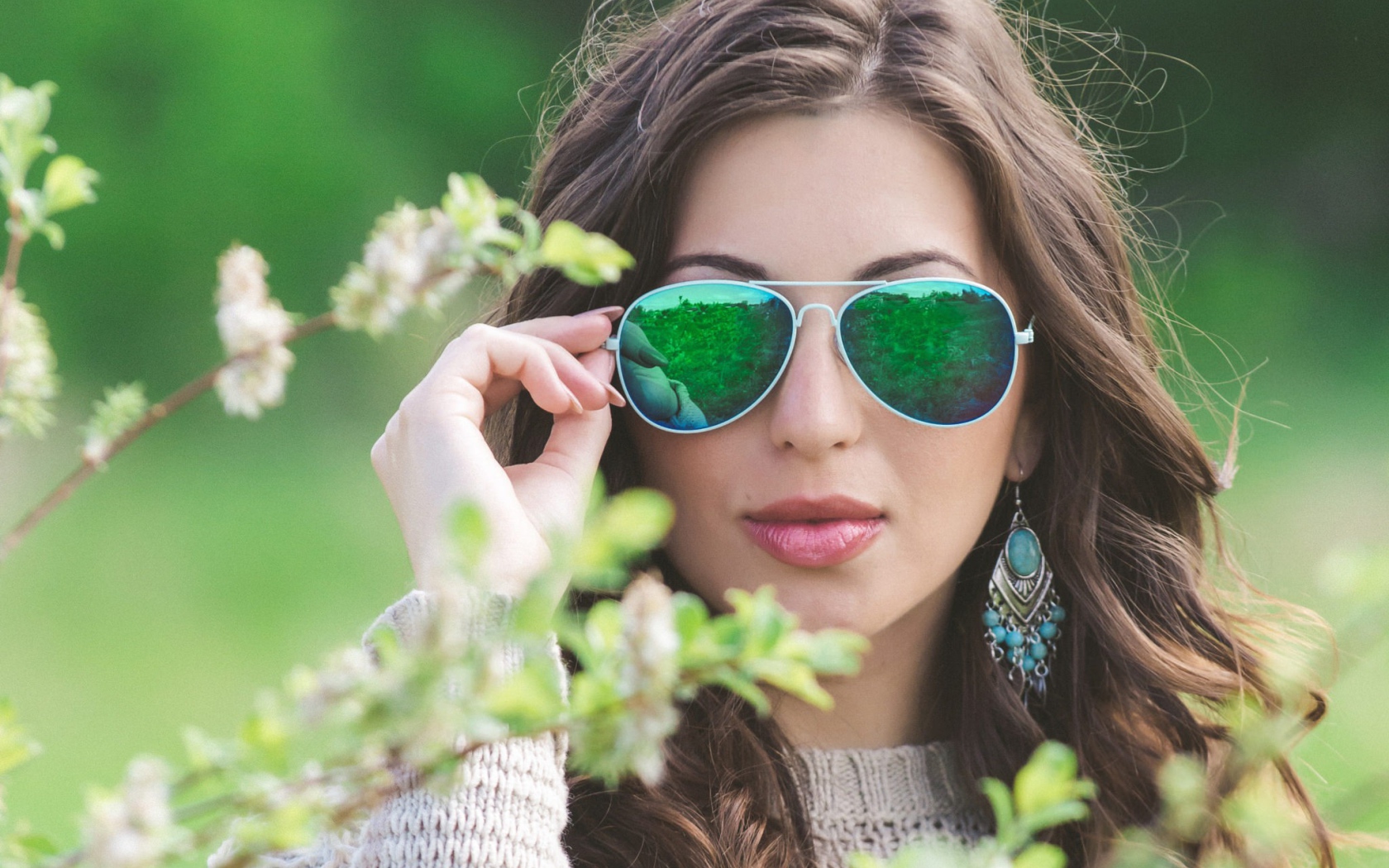 Зеленое отражение в очках у девушки