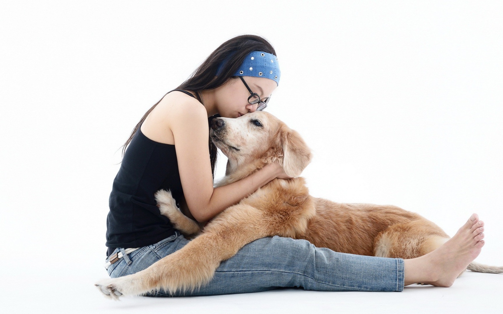 Японка обнимает своего пса