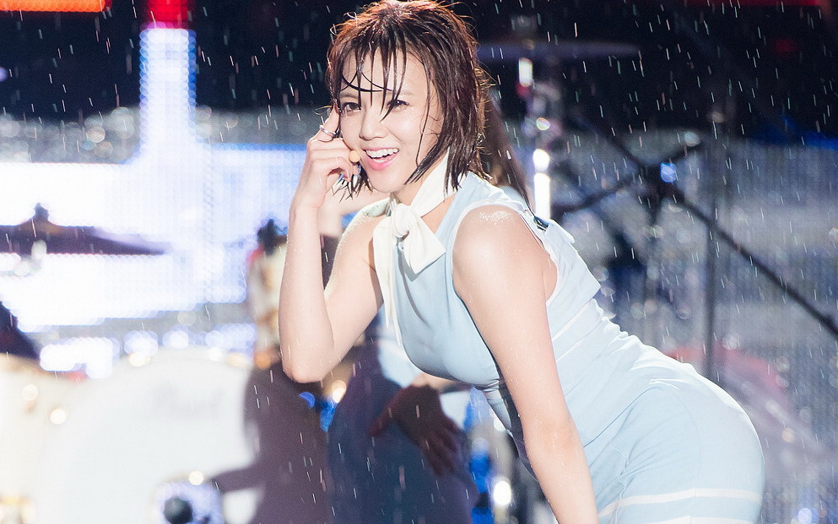 Радостная азиатская девушка под дождем