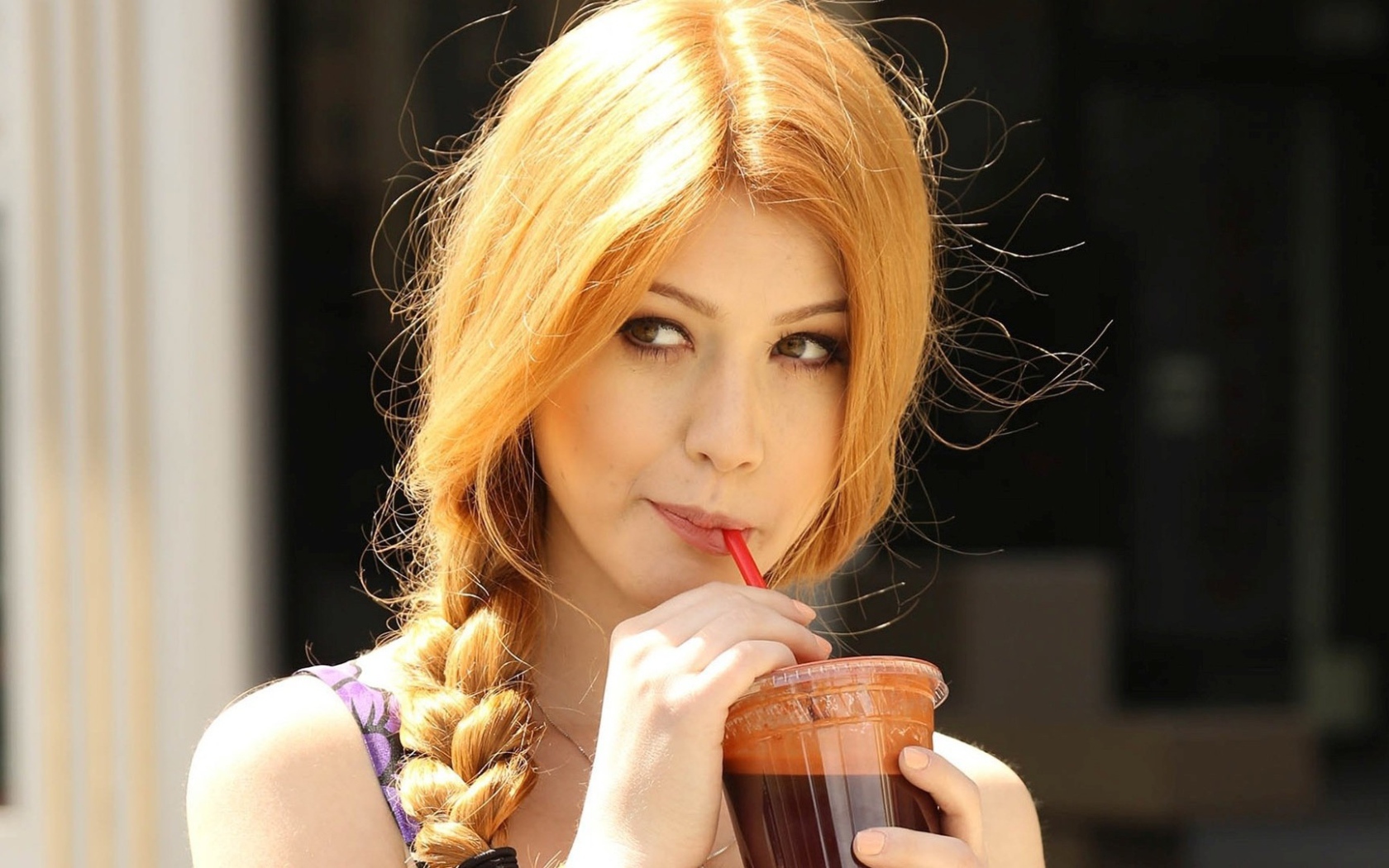 Кэтрин Макнамара пьет кофе через трубку