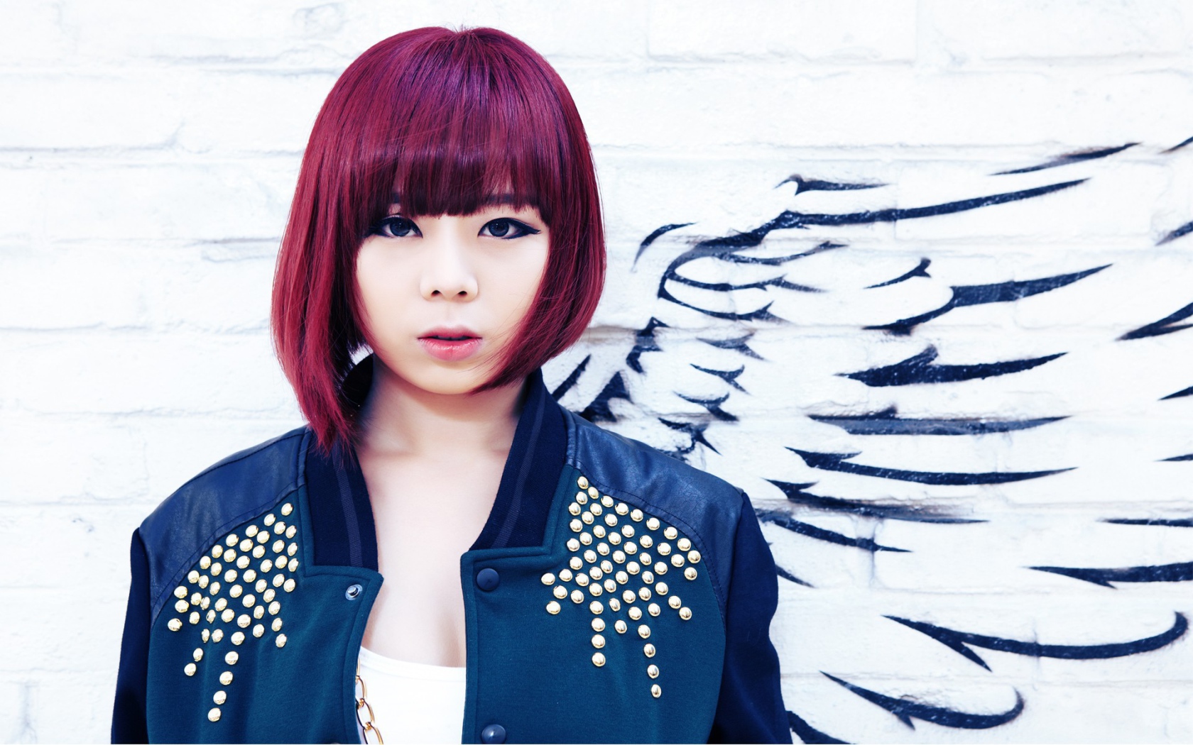 Кореянка с красными волосами ангел