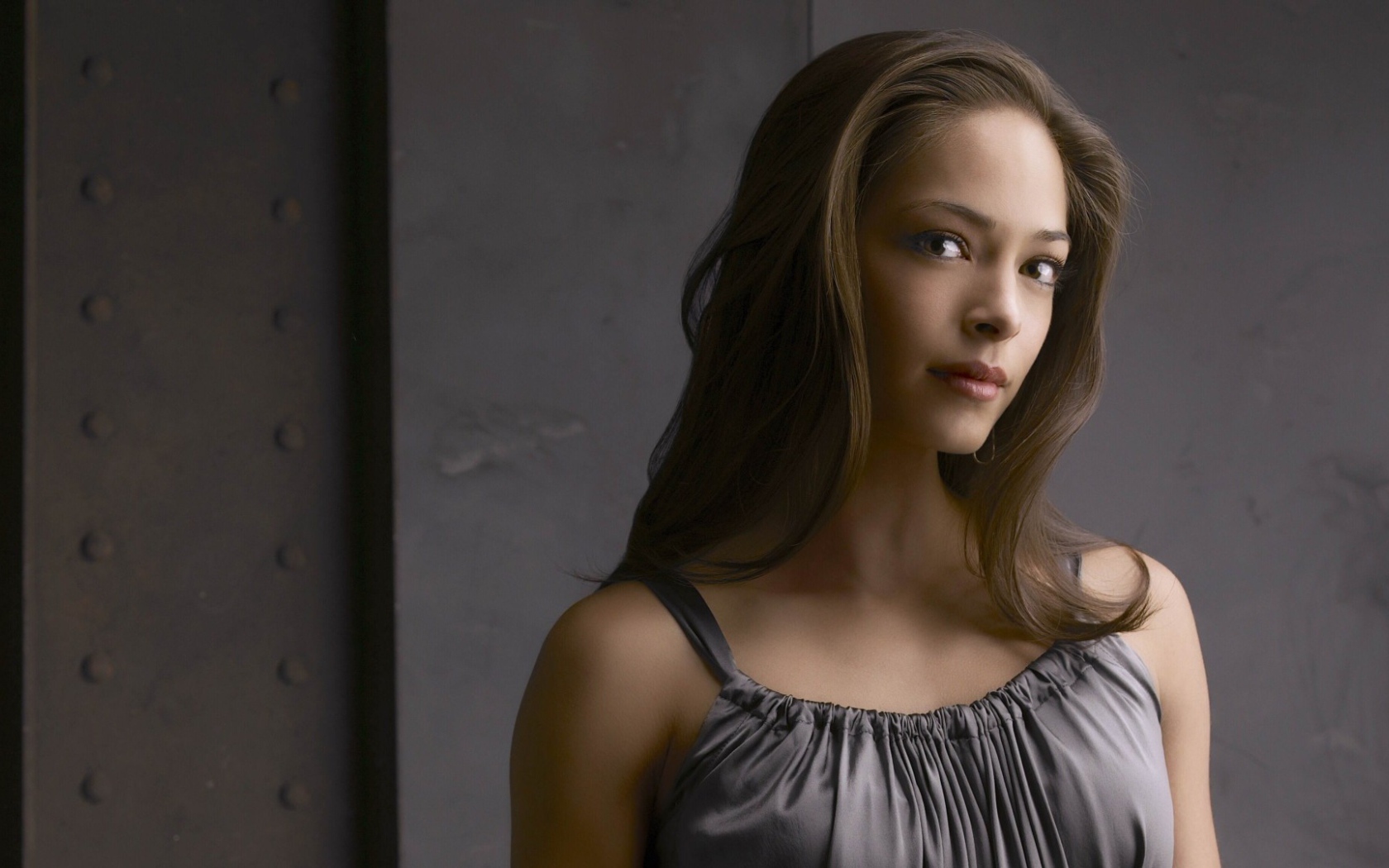 Кристин Кройк в сером платье