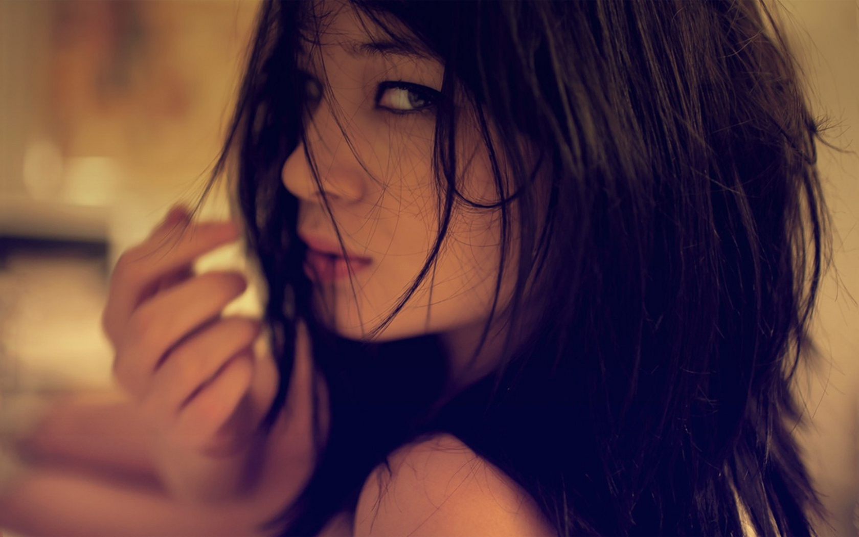 Искушающий взгляд брюнетки