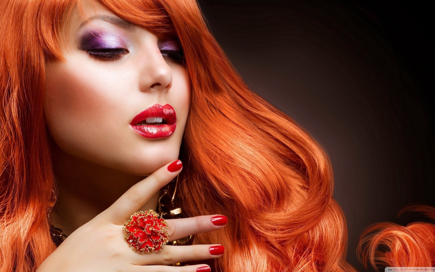 Роскошное кольцо у рыжей девушки