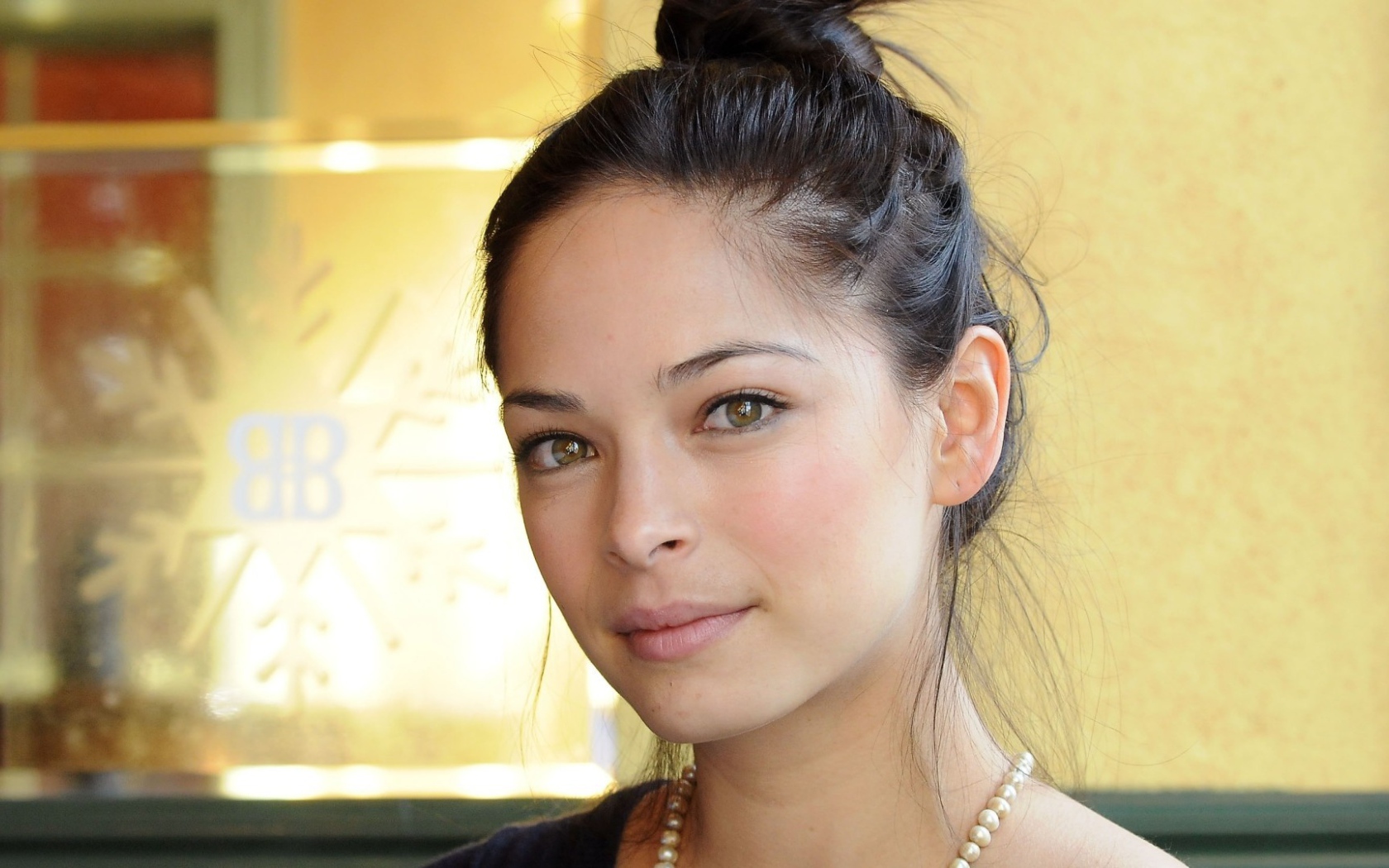 Ожерелье на шее Кристин Кройк