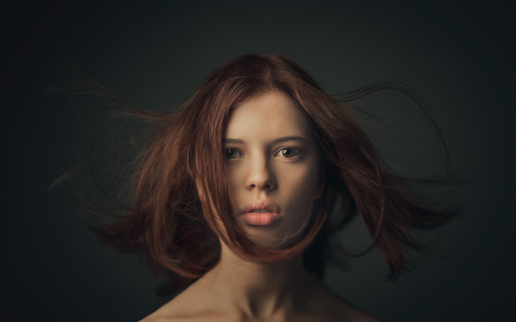 Портретное фото длинноволосой девушки