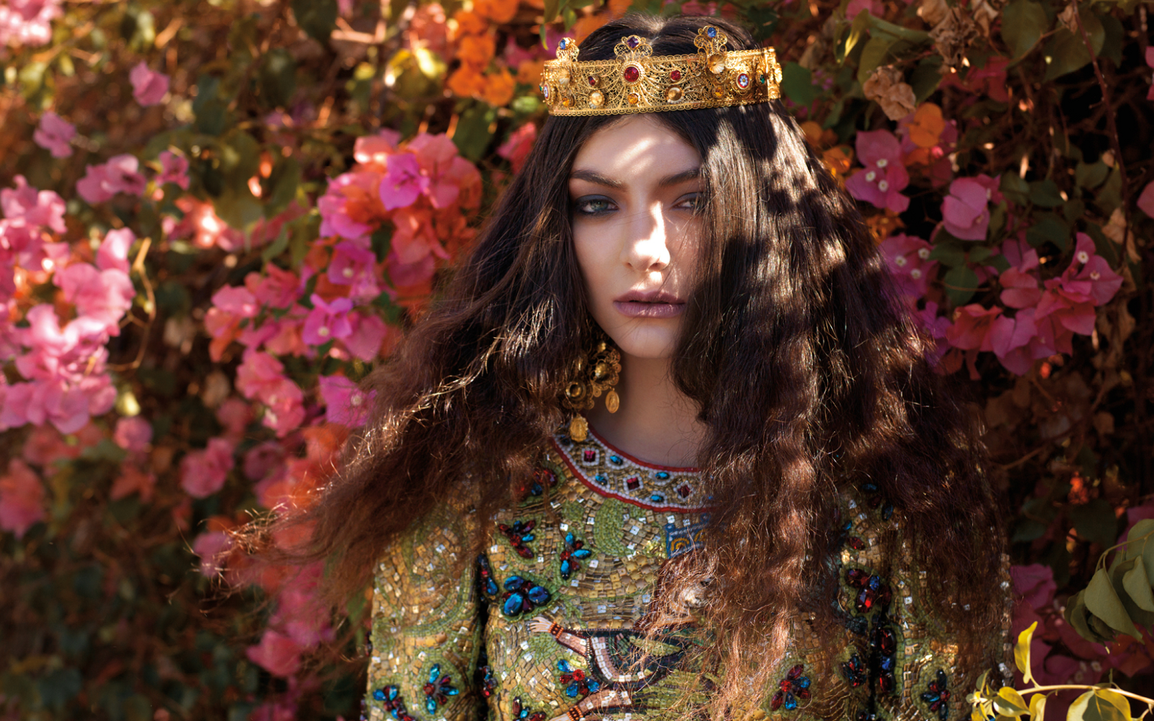 Принцесса среди цветущих кустов