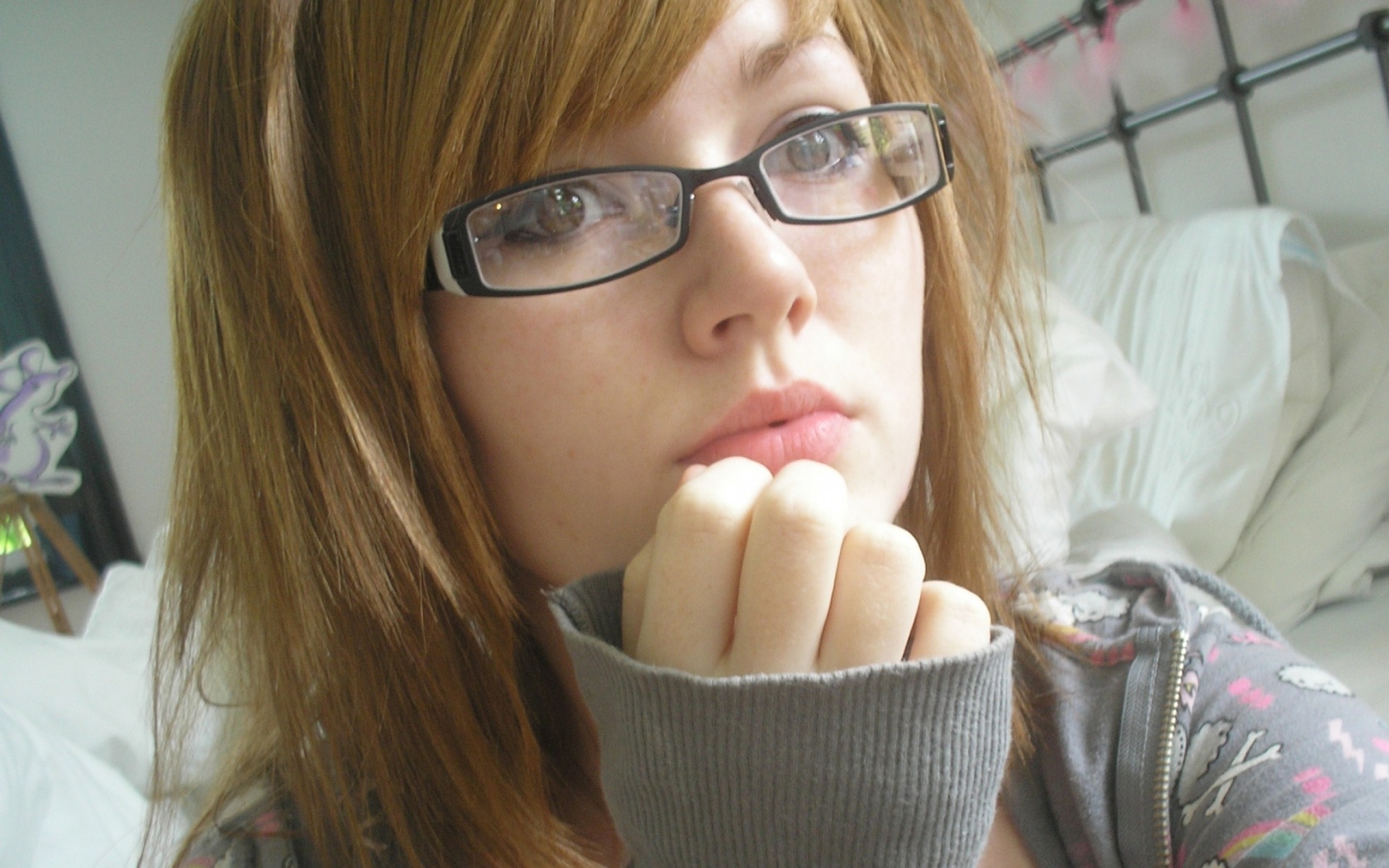 Рыжеволосая девушка в очках