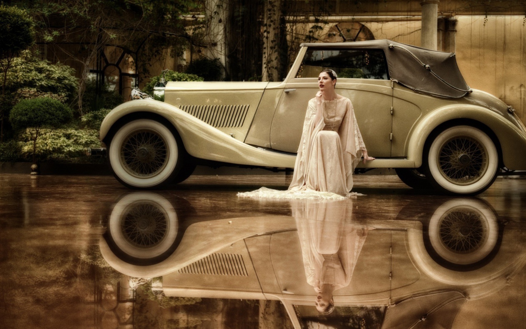 Ретро девушка в белом платье у ретро автомобиля