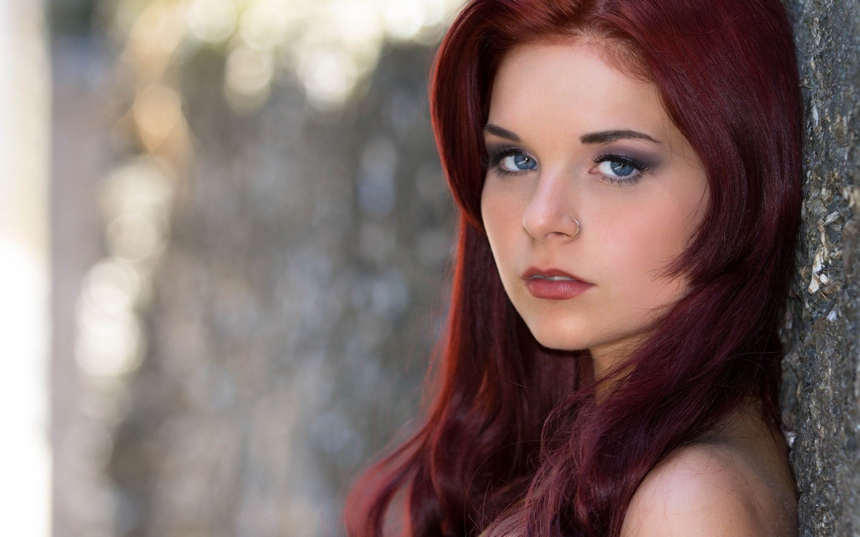 Кольцо в носу у девушки с коричневыми волосами