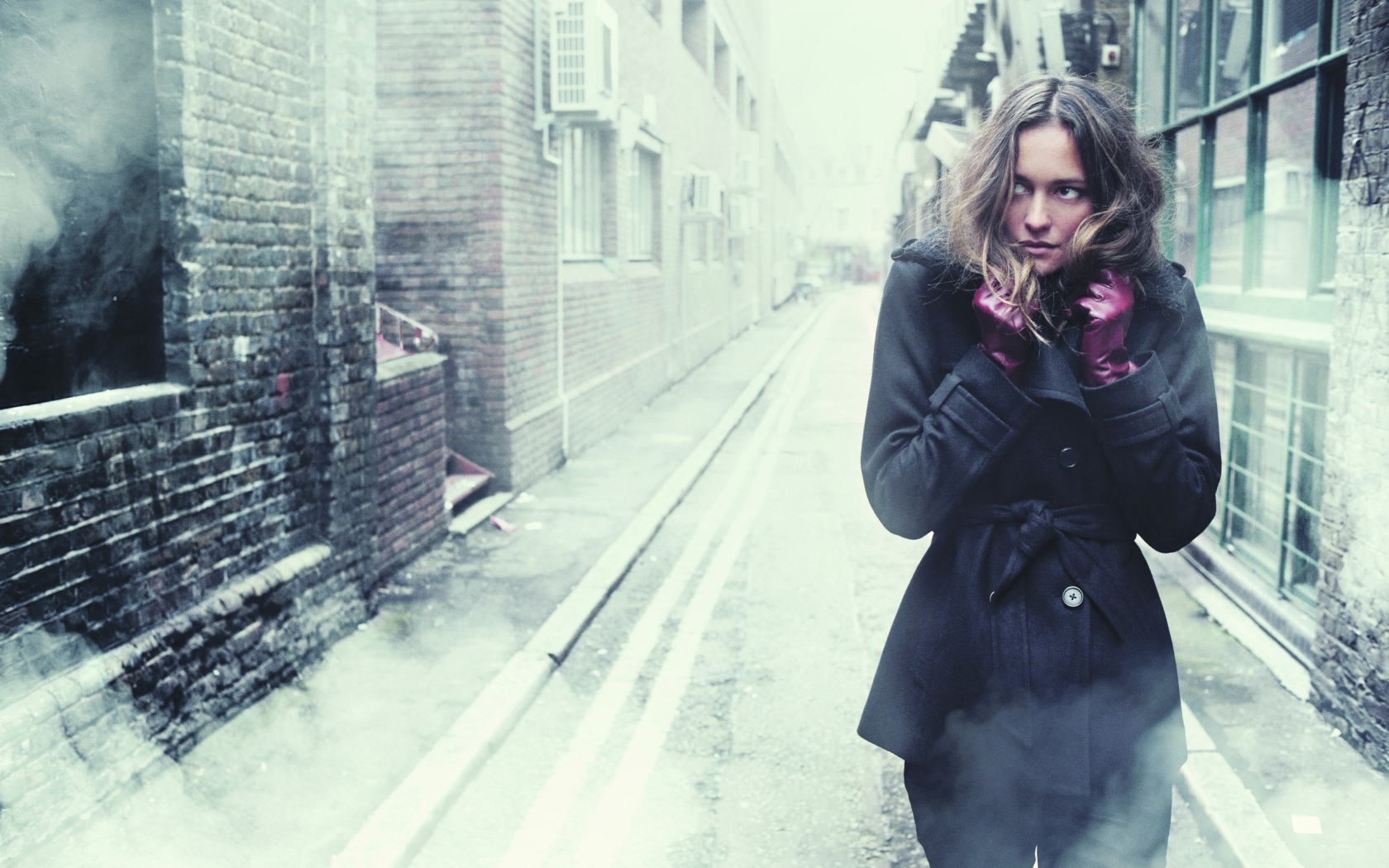 Девушка съежилась от холода