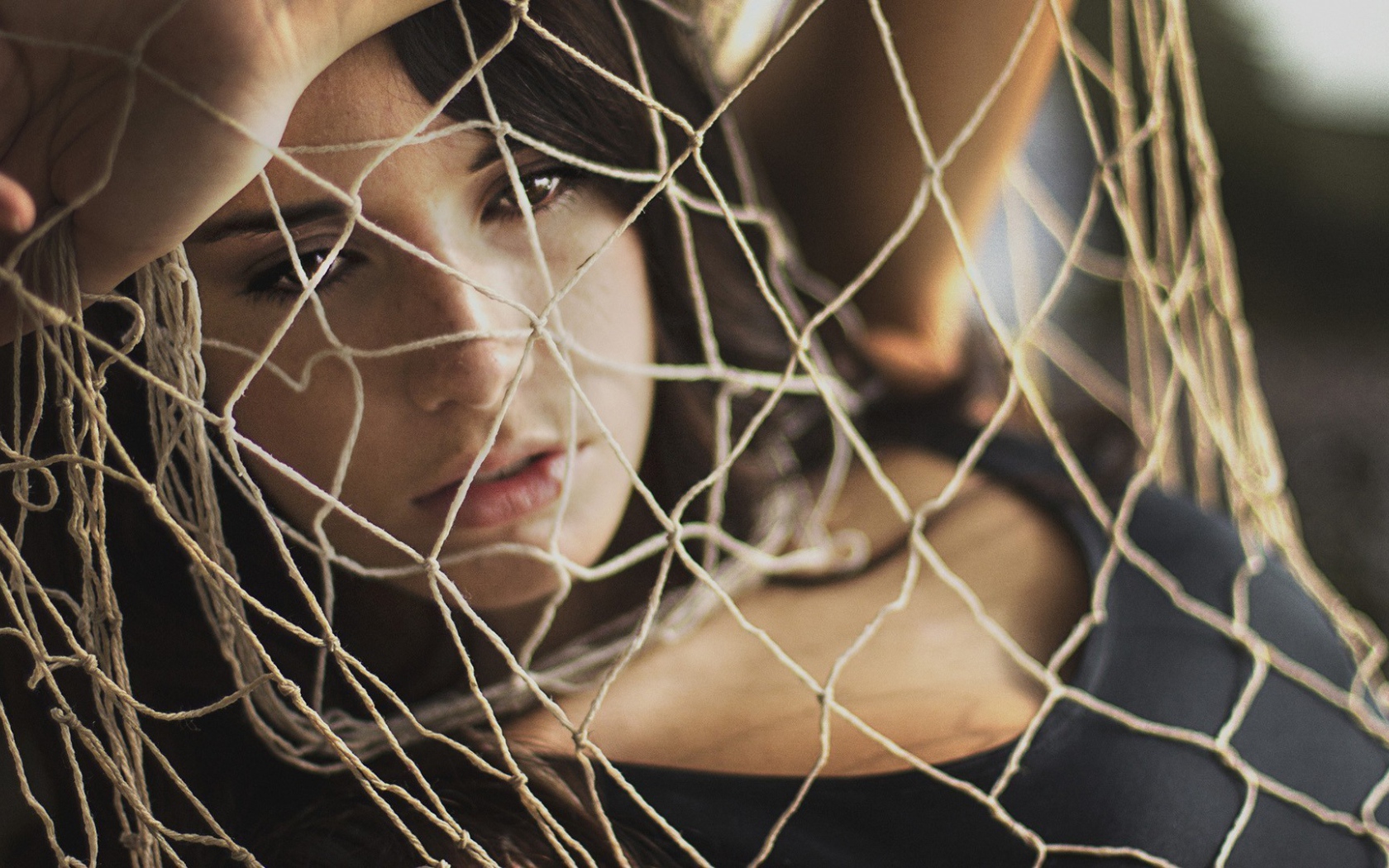 Девушка запуталась в рыбацкой сетке