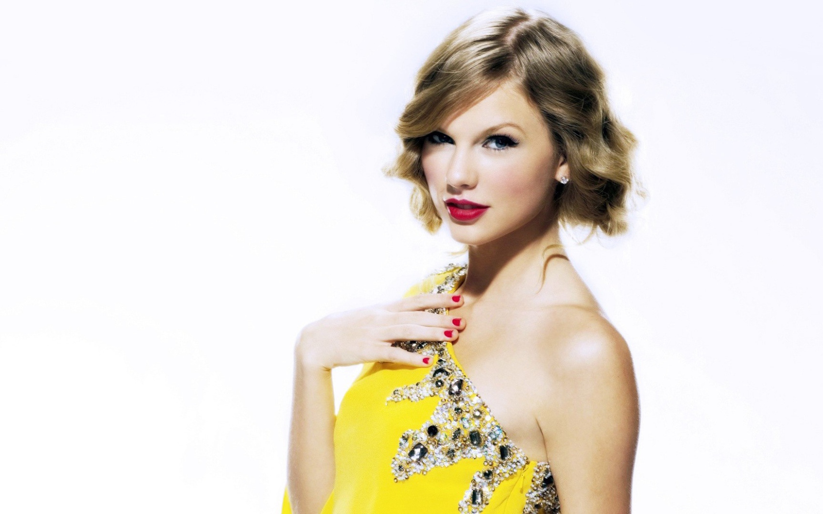 Тейлор Свифт в желтом вечернем платье