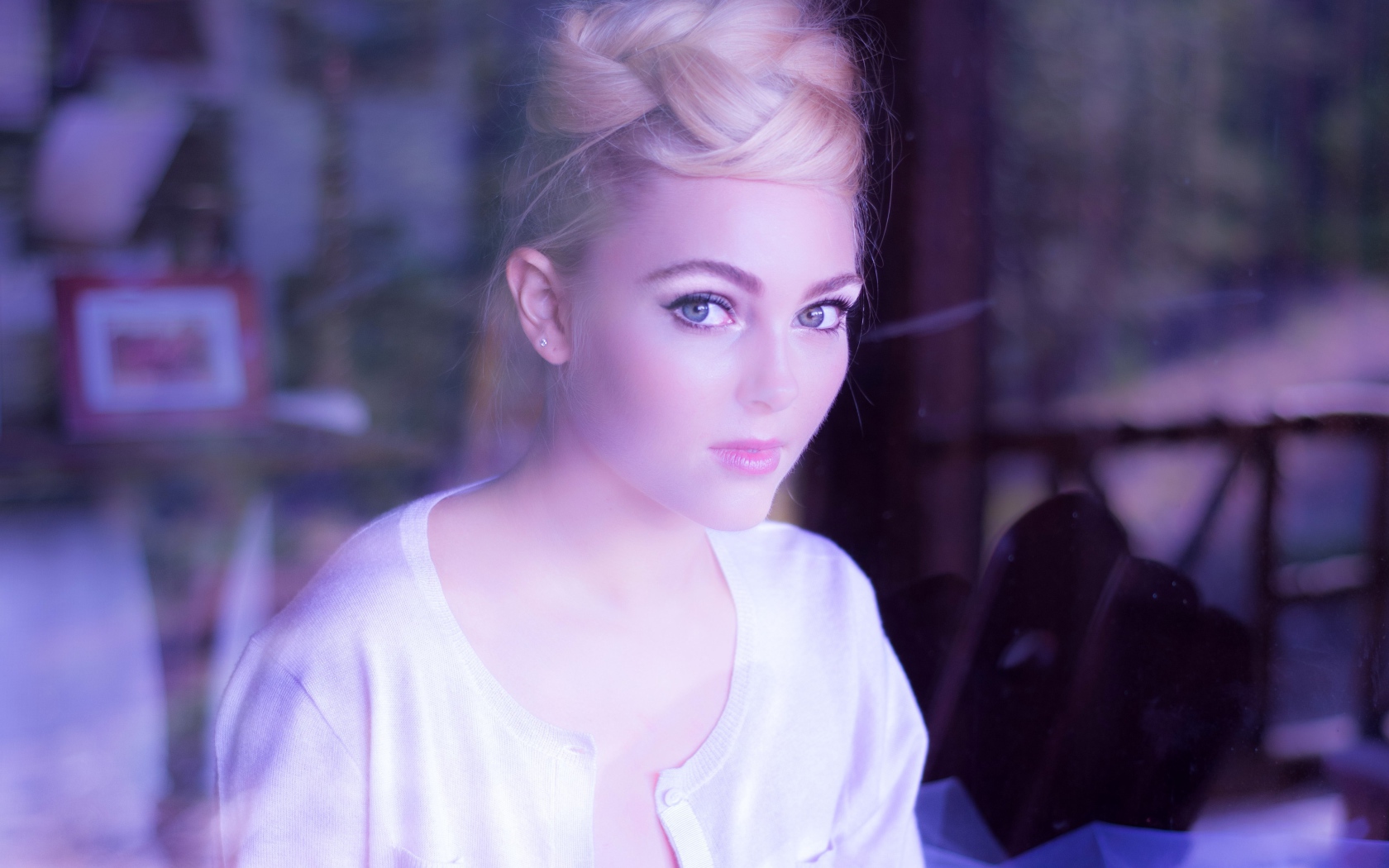 Девушка у окна Анна София Робб