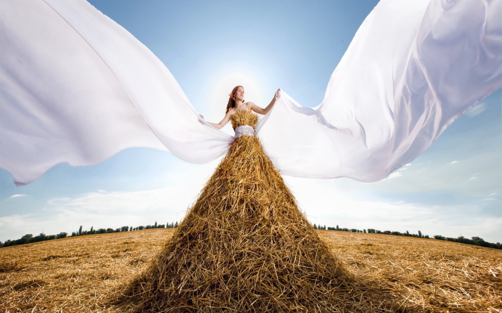 Девушка в платье из сена