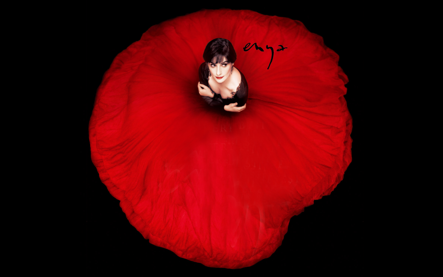 Девушка в красном платье в форме мака