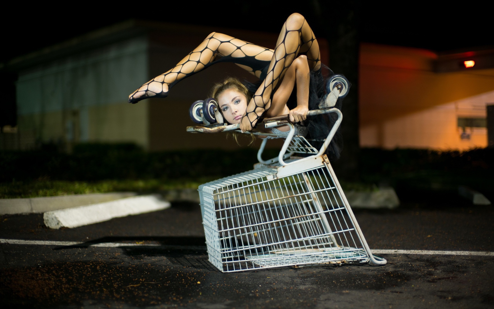 Девушка занимается йогой на корзинке из супермаркета