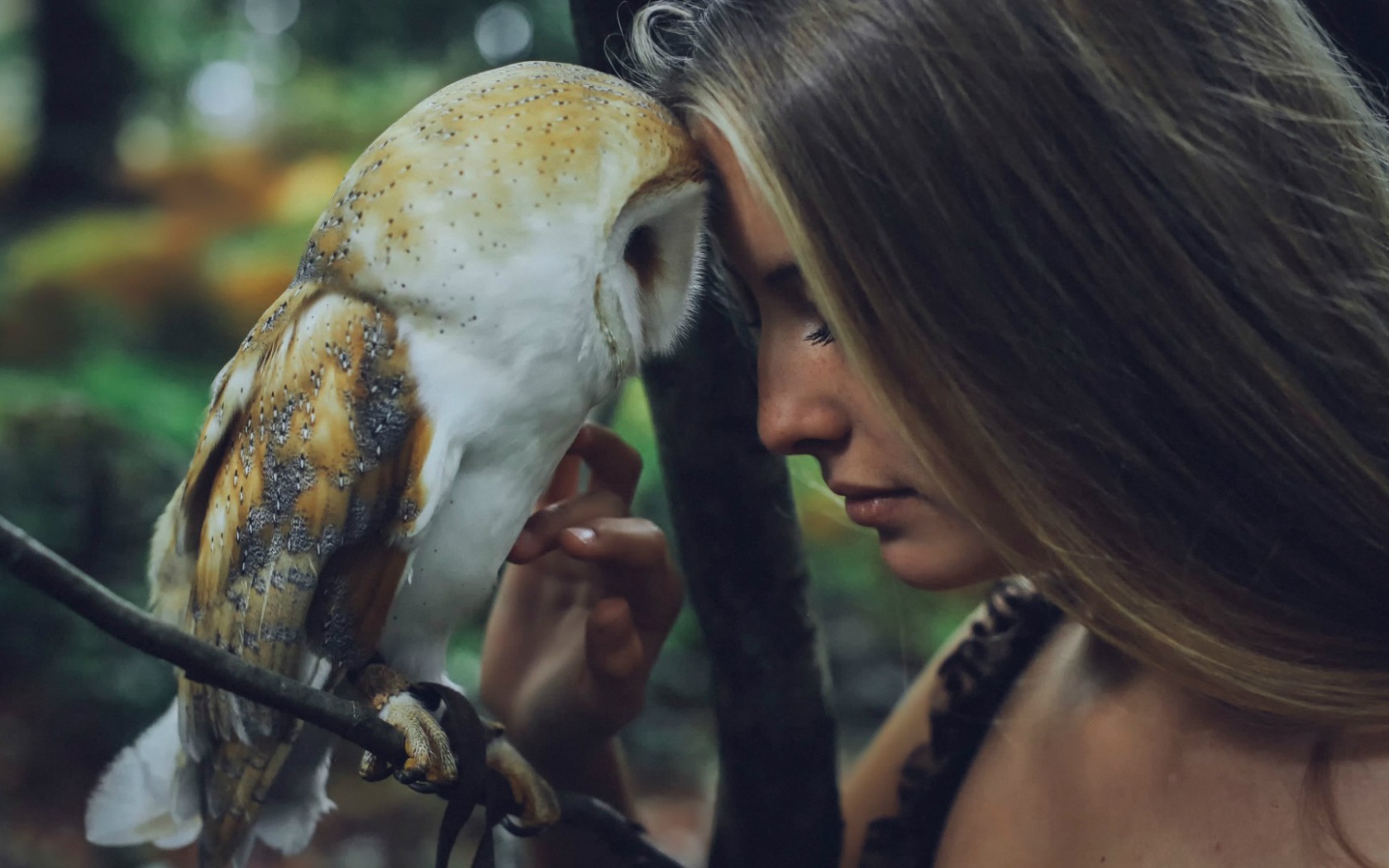 Девушка прислонилась к сове