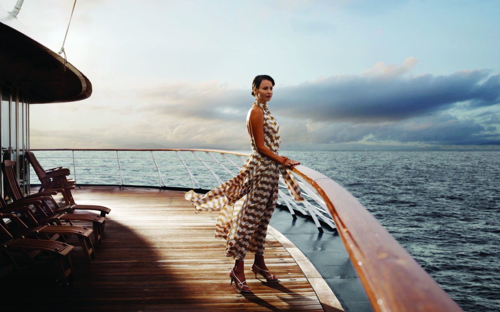 Девушка смотрит на море с палубы яхты