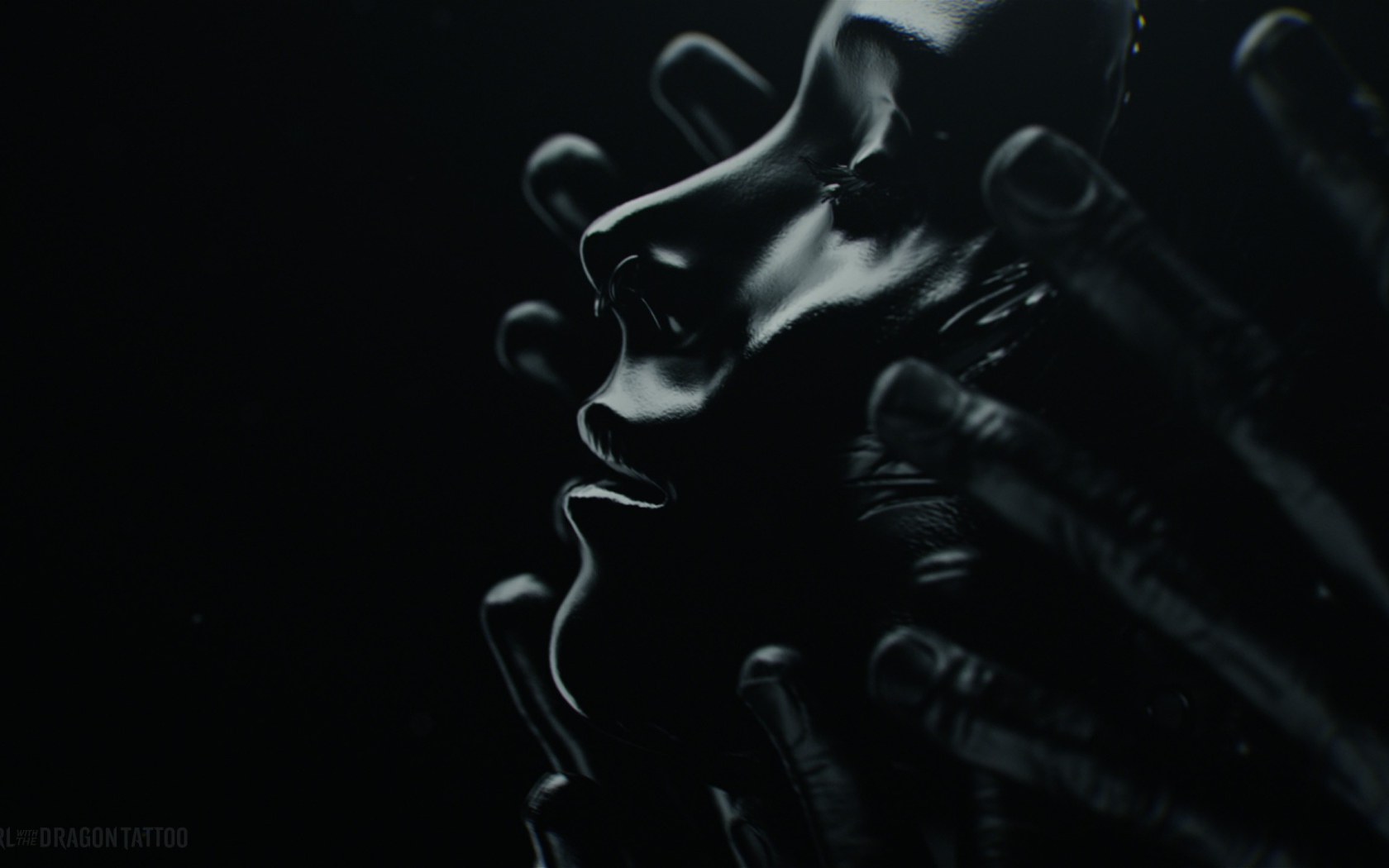 Лицо девушки в черных ладонях